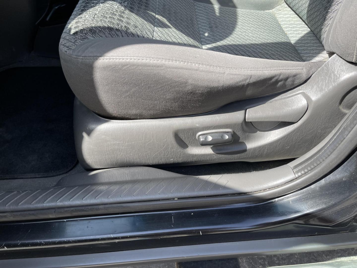 2003 Ebony /Gray Cloth Ford Escape XLT 4WD (1FMYU93123K) with an 3.0L V6 engine, Automatic transmission, located at 801 South State Street, Salt Lake City, UT, 84111, (801) 328-0098, 40.751953, -111.888206 - Clean Title!! Extra clean!! Immaculate condition!! Free Carfax!! Must see!! Warranty available!! Free Carfax!!! Vehicle Features: XLT Model, 4WD/AWD, ABS Brakes, Air Conditioning, Alloy Wheels, AM/FM Stereo, Automatic Transmission, CD Audio, Cloth Seats, Cruise Control, Full Roof Rack, Power Lo - Photo#14