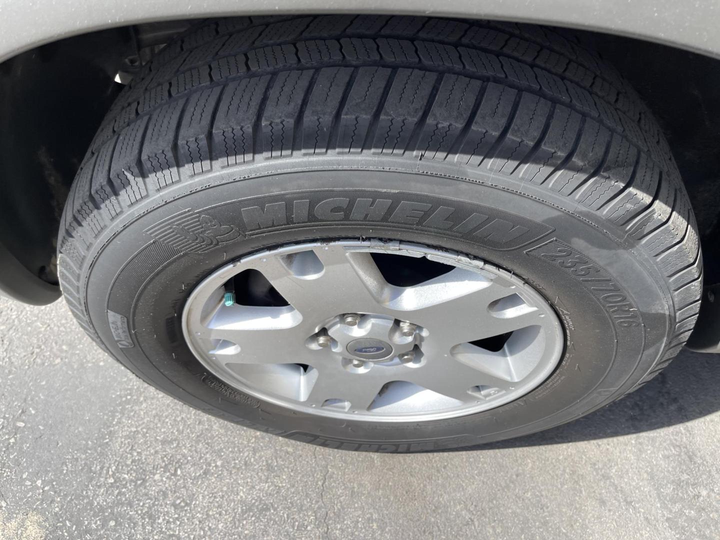 2003 Ebony /Gray Cloth Ford Escape XLT 4WD (1FMYU93123K) with an 3.0L V6 engine, Automatic transmission, located at 801 South State Street, Salt Lake City, UT, 84111, (801) 328-0098, 40.751953, -111.888206 - Clean Title!! Extra clean!! Immaculate condition!! Free Carfax!! Must see!! Warranty available!! Free Carfax!!! Vehicle Features: XLT Model, 4WD/AWD, ABS Brakes, Air Conditioning, Alloy Wheels, AM/FM Stereo, Automatic Transmission, CD Audio, Cloth Seats, Cruise Control, Full Roof Rack, Power Lo - Photo#17