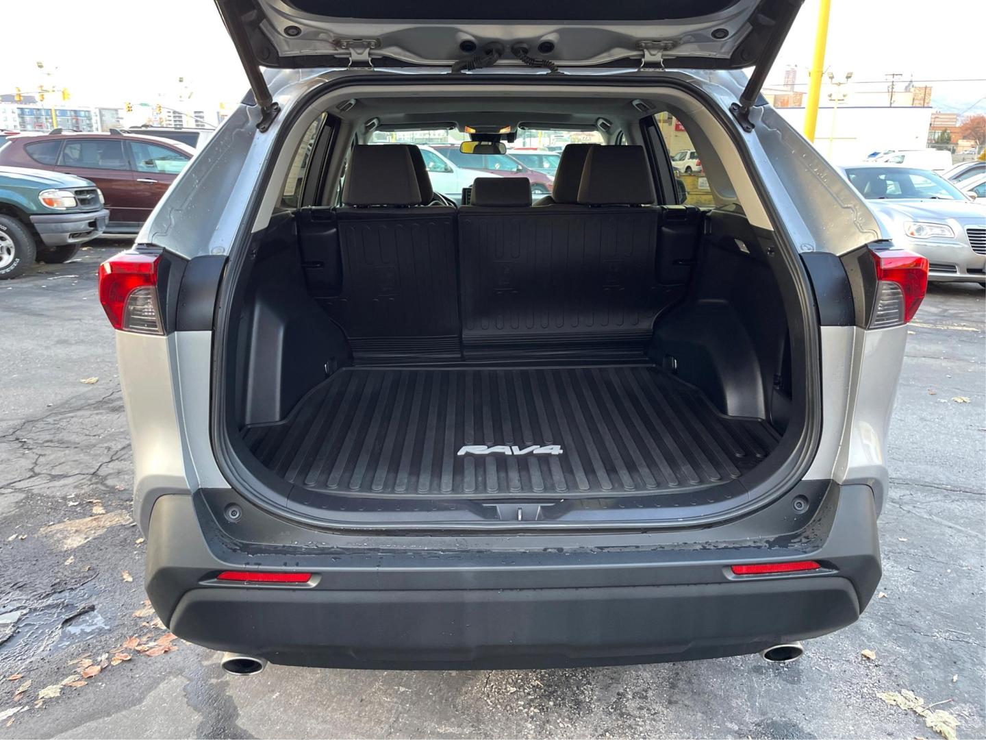 2019 Silver Sky Metallic /Black Cloth Toyota RAV4 XLE AWD (2T3P1RFV6KC) with an 2.5L 4 Cyl. engine, Automatic transmission, located at 801 South State Street, Salt Lake City, UT, 84111, (801) 328-0098, 40.751953, -111.888206 - *All advertised prices are just dollars above cost to make room for new inventory these are our cash prices plus taxes, licensing and dealer fees. Additional fees may apply for financing! Please contact dealer sales rep for more info. These are our very lowest cash prices we can offer on our - Photo#12