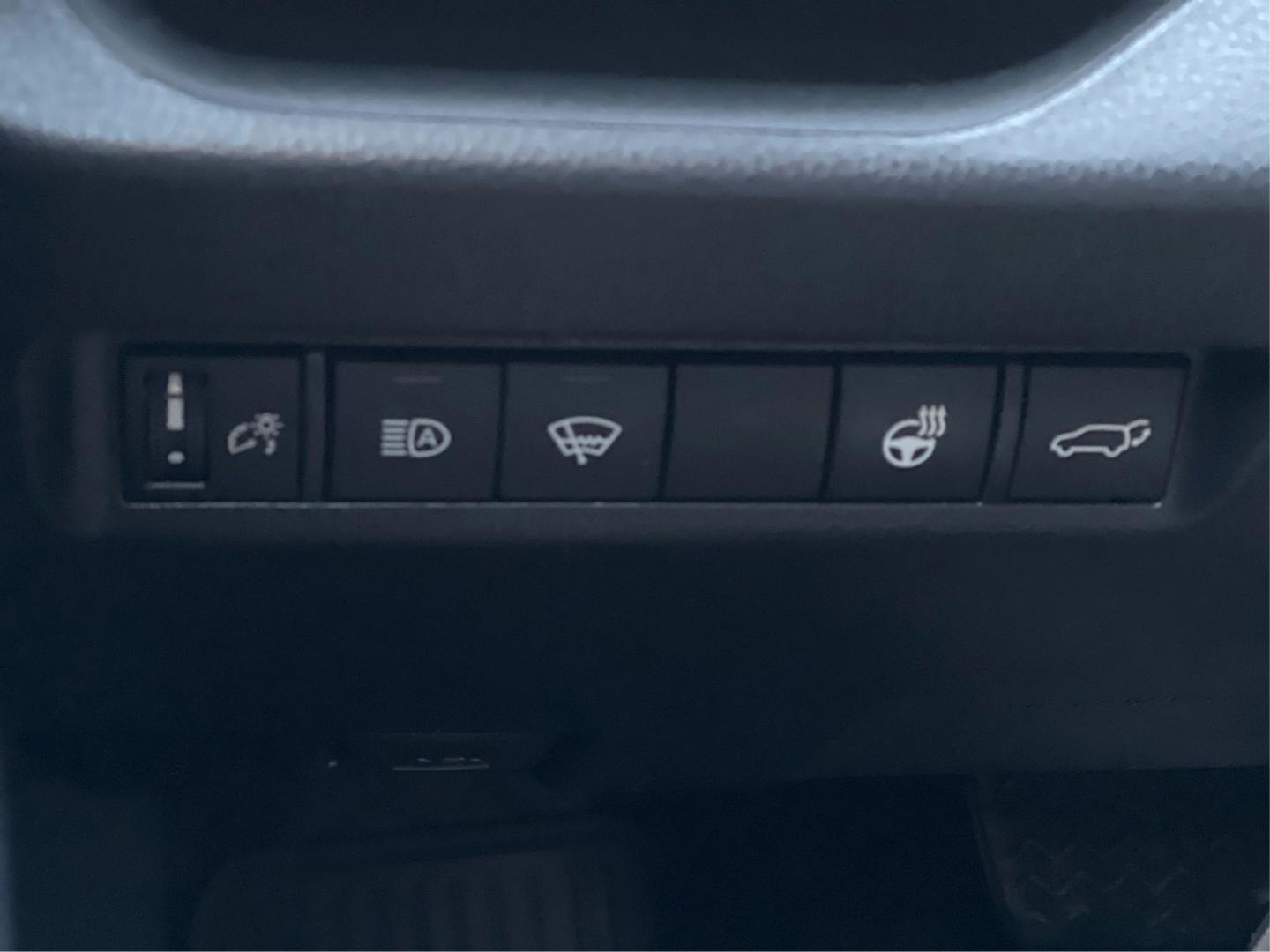 2019 Silver Sky Metallic /Black Cloth Toyota RAV4 XLE AWD (2T3P1RFV6KC) with an 2.5L 4 Cyl. engine, Automatic transmission, located at 801 South State Street, Salt Lake City, UT, 84111, (801) 328-0098, 40.751953, -111.888206 - *All advertised prices are just dollars above cost to make room for new inventory these are our cash prices plus taxes, licensing and dealer fees. Additional fees may apply for financing! Please contact dealer sales rep for more info. These are our very lowest cash prices we can offer on our - Photo#16