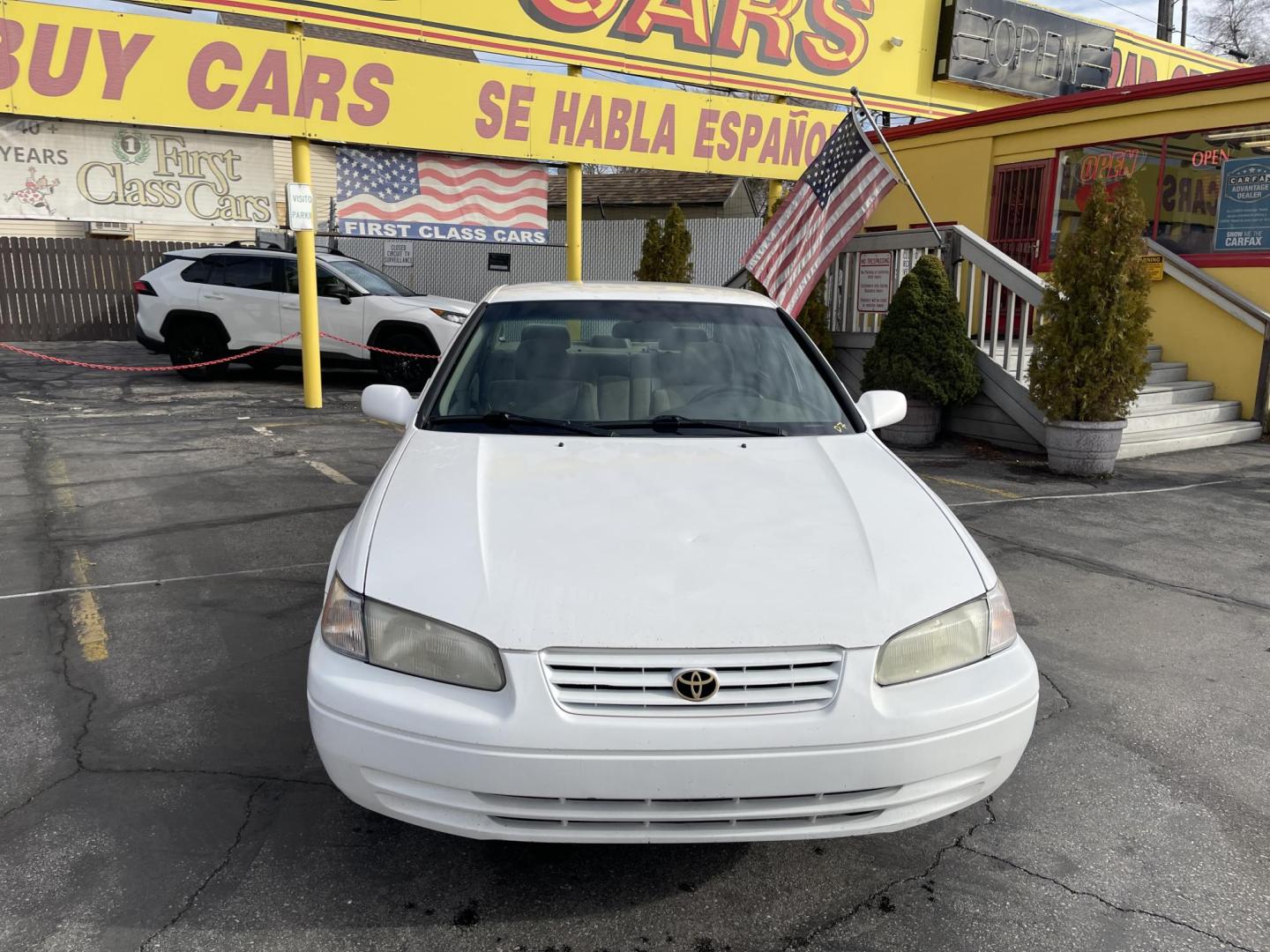 1999 Pure White /Tan Toyota Camry LE (JT2BG28KXX0) with an 2.2Liter 4 Cylinder engine, Automatic transmission, located at 801 South State Street, Salt Lake City, UT, 84111, (801) 328-0098, 40.751953, -111.888206 - Top Features:Cloth Seats, ABS Brakes, CD Audio, Power Mirrors, Side Airbags, AM/FM Stereo, Cassette Player, Power Seat(s), Air Conditioning, Cruise Control, Power Windows, Automatic Transmission, Power Locks, Rear Defroster "Experience unbeatable reliability with this 1999 used Toyota Camry. Boasti - Photo#2