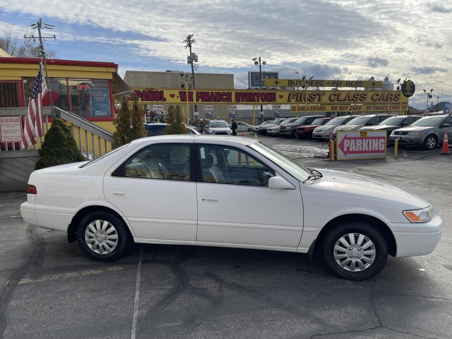 1999 Pure White /Tan Toyota Camry LE (JT2BG28KXX0) with an 2.2Liter 4 Cylinder engine, Automatic transmission, located at 801 South State Street, Salt Lake City, UT, 84111, (801) 328-0098, 40.751953, -111.888206 - Top Features:Cloth Seats, ABS Brakes, CD Audio, Power Mirrors, Side Airbags, AM/FM Stereo, Cassette Player, Power Seat(s), Air Conditioning, Cruise Control, Power Windows, Automatic Transmission, Power Locks, Rear Defroster "Experience unbeatable reliability with this 1999 used Toyota Camry. Boasti - Photo#4