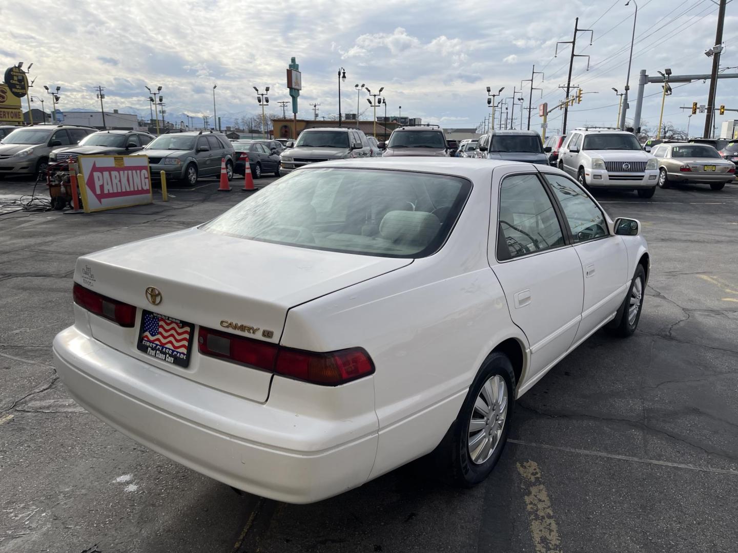 1999 Pure White /Tan Toyota Camry LE (JT2BG28KXX0) with an 2.2Liter 4 Cylinder engine, Automatic transmission, located at 801 South State Street, Salt Lake City, UT, 84111, (801) 328-0098, 40.751953, -111.888206 - Top Features:Cloth Seats, ABS Brakes, CD Audio, Power Mirrors, Side Airbags, AM/FM Stereo, Cassette Player, Power Seat(s), Air Conditioning, Cruise Control, Power Windows, Automatic Transmission, Power Locks, Rear Defroster "Experience unbeatable reliability with this 1999 used Toyota Camry. Boasti - Photo#5