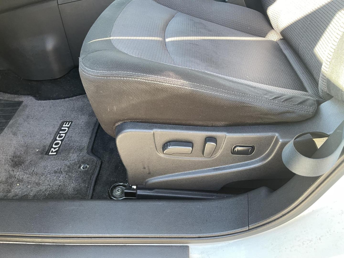 2013 Artic White /Black Nissan Rogue SV (JN8AS5MV6DW) with an 2.5L I4 engine, Automatic transmission, located at 801 South State Street, Salt Lake City, UT, 84111, (801) 328-0098, 40.751953, -111.888206 - Clean title! AWD great all around winter SUV! Must see it is in clean condition, has lots of extras. Approved for up to a 5 year warranty that can be added on to the vehicle! Features: 4WD/AWD, Navigation System, Alloy Wheels, Rear View Camera, BOSE Sound System, Satellite Radio Ready, Bluetooth T - Photo#22