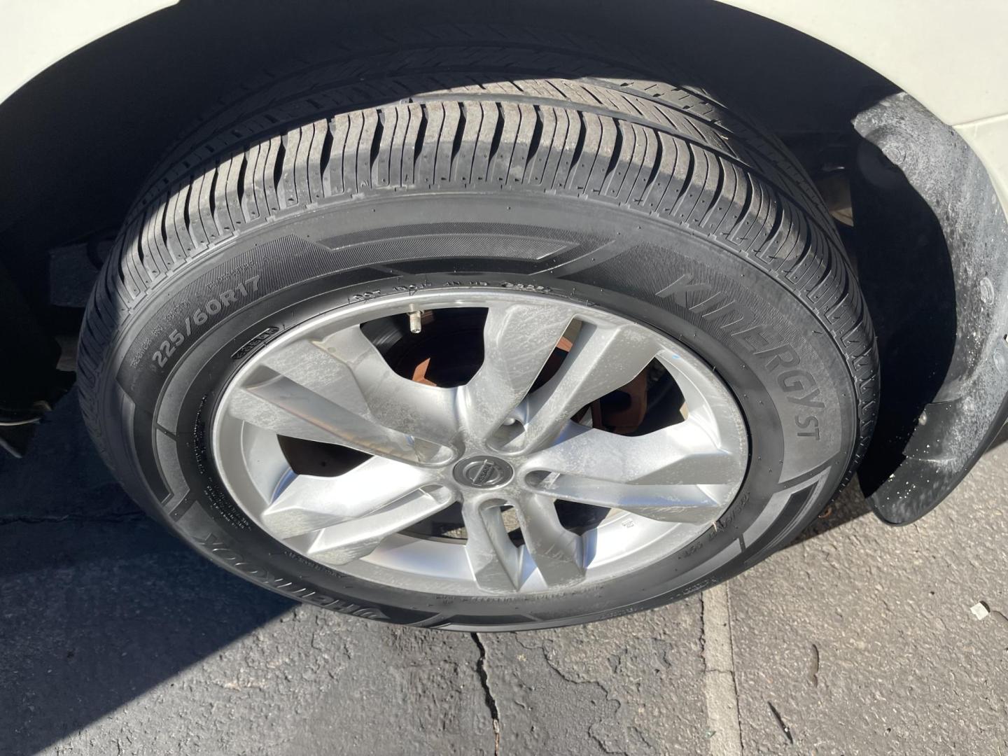 2013 Artic White /Black Nissan Rogue SV (JN8AS5MV6DW) with an 2.5L I4 engine, Automatic transmission, located at 801 South State Street, Salt Lake City, UT, 84111, (801) 328-0098, 40.751953, -111.888206 - Clean title! AWD great all around winter SUV! Must see it is in clean condition, has lots of extras. Approved for up to a 5 year warranty that can be added on to the vehicle! Features: 4WD/AWD, Navigation System, Alloy Wheels, Rear View Camera, BOSE Sound System, Satellite Radio Ready, Bluetooth T - Photo#24