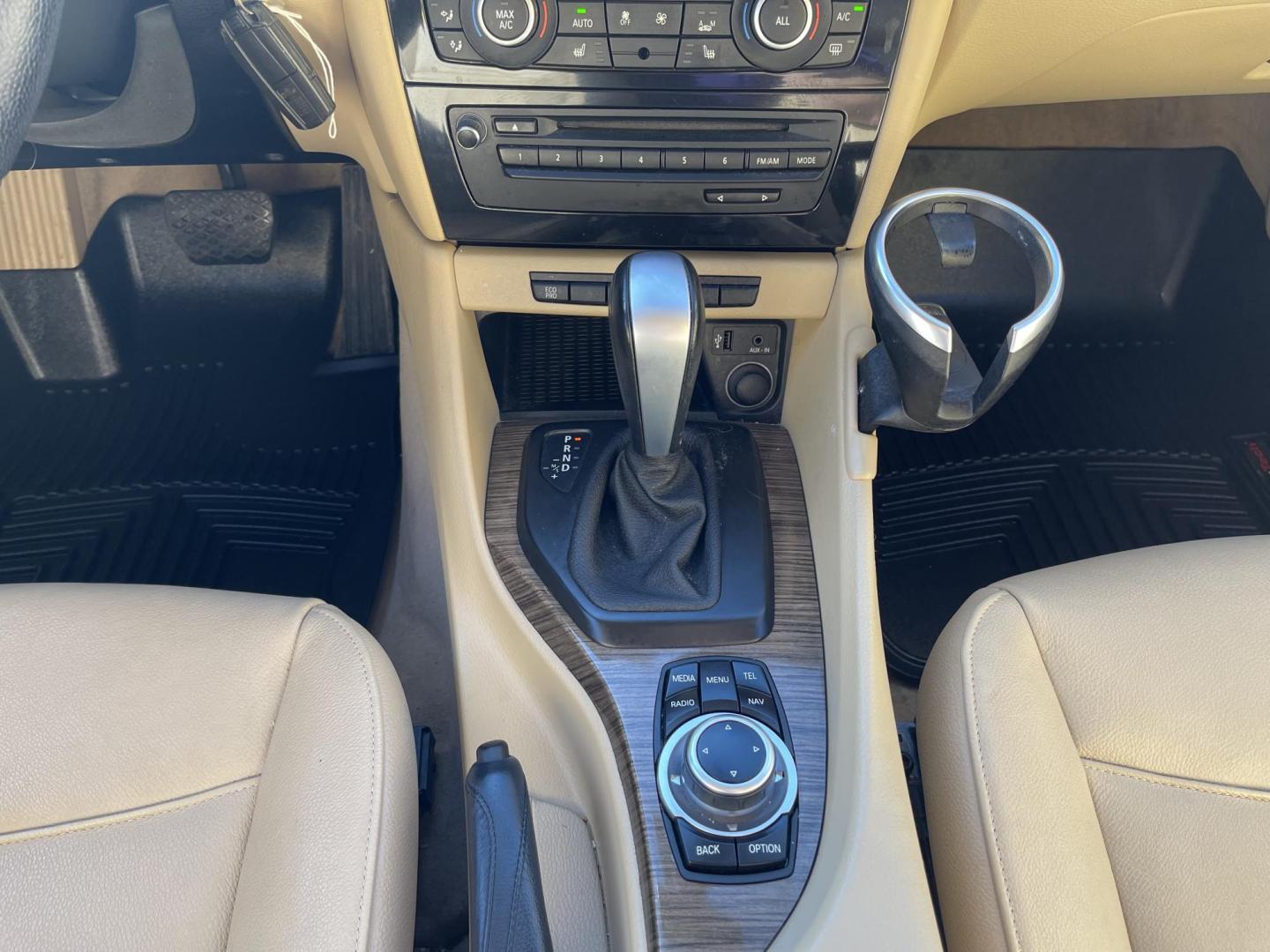 2013 Super White /Tan BMW X1 xDrive35i (WBAVM5C51DV) with an 3.0L L6 DOHC 24V engine, 6-Speed Automatic transmission, located at 801 South State Street, Salt Lake City, UT, 84111, (801) 328-0098, 40.751953, -111.888206 - Super clean immaculate condition inside and out! AWD great all year SUV! Clean title! Hard to find car! No accidents on Carfax! Only 2 previous owners! Originally from Florida according to Carfax it came to Utah with the second owner. Features: 4WD/AWD, Memory Seat(s), Alloy Wheels, Navigation Syst - Photo#19