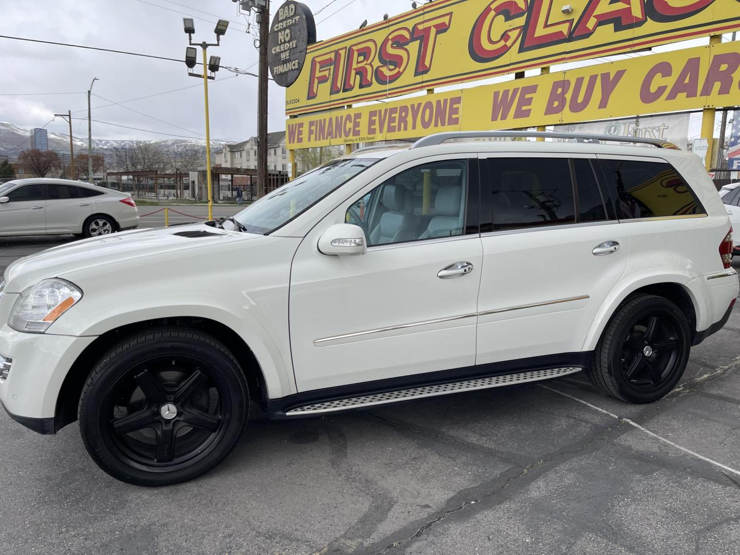 2008 Super White /Tan Mercedes-Benz GL-Class GL550 (4JGBF86E98A) with an 5.5L V8 DOHC 32V engine, 7-Speed Automatic Overdrive transmission, located at 801 South State Street, Salt Lake City, UT, 84111, (801) 328-0098, 40.751953, -111.888206 - Loaded with every feature made on this model lots of extras!!! Immaculate condition hard find for sure to get one this clean that is in excellent condition for the year, make and miles! This is a gem. Perfect all around family vehicle! Features: 20 Inch Plus Wheels, Power Hatch/Deck Lid, 4WD/AWD, - Photo#10