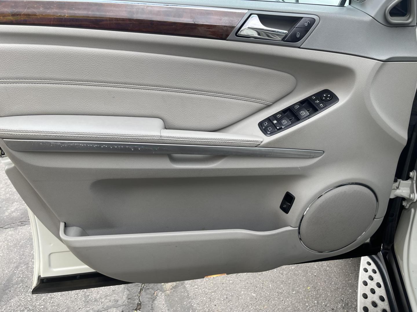 2008 Super White /Tan Mercedes-Benz GL-Class GL550 (4JGBF86E98A) with an 5.5L V8 DOHC 32V engine, 7-Speed Automatic Overdrive transmission, located at 801 South State Street, Salt Lake City, UT, 84111, (801) 328-0098, 40.751953, -111.888206 - Loaded with every feature made on this model lots of extras!!! Immaculate condition hard find for sure to get one this clean that is in excellent condition for the year, make and miles! This is a gem. Perfect all around family vehicle! Features: 20 Inch Plus Wheels, Power Hatch/Deck Lid, 4WD/AWD, - Photo#19