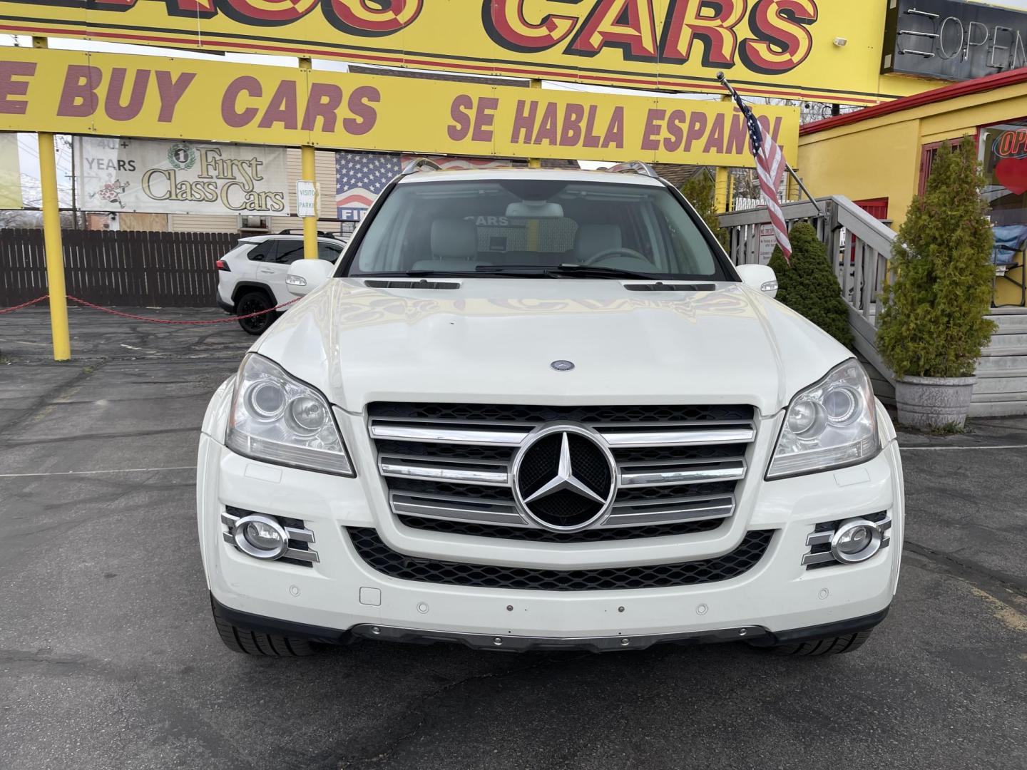 2008 Super White /Tan Mercedes-Benz GL-Class GL550 (4JGBF86E98A) with an 5.5L V8 DOHC 32V engine, 7-Speed Automatic Overdrive transmission, located at 801 South State Street, Salt Lake City, UT, 84111, (801) 328-0098, 40.751953, -111.888206 - Loaded with every feature made on this model lots of extras!!! Immaculate condition hard find for sure to get one this clean that is in excellent condition for the year, make and miles! This is a gem. Perfect all around family vehicle! Features: 20 Inch Plus Wheels, Power Hatch/Deck Lid, 4WD/AWD, - Photo#2