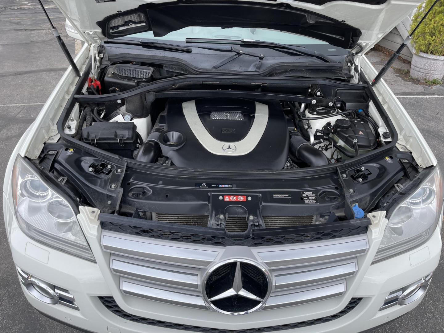 2008 Super White /Tan Mercedes-Benz GL-Class GL550 (4JGBF86E98A) with an 5.5L V8 DOHC 32V engine, 7-Speed Automatic Overdrive transmission, located at 801 South State Street, Salt Lake City, UT, 84111, (801) 328-0098, 40.751953, -111.888206 - Loaded with every feature made on this model lots of extras!!! Immaculate condition hard find for sure to get one this clean that is in excellent condition for the year, make and miles! This is a gem. Perfect all around family vehicle! Features: 20 Inch Plus Wheels, Power Hatch/Deck Lid, 4WD/AWD, - Photo#24