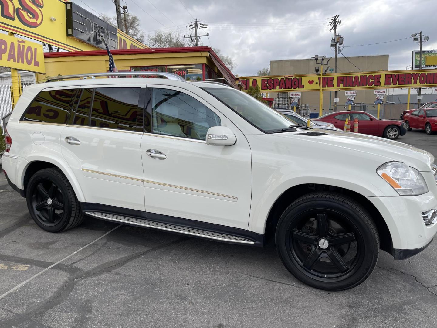 2008 Super White /Tan Mercedes-Benz GL-Class GL550 (4JGBF86E98A) with an 5.5L V8 DOHC 32V engine, 7-Speed Automatic Overdrive transmission, located at 801 South State Street, Salt Lake City, UT, 84111, (801) 328-0098, 40.751953, -111.888206 - Loaded with every feature made on this model lots of extras!!! Immaculate condition hard find for sure to get one this clean that is in excellent condition for the year, make and miles! This is a gem. Perfect all around family vehicle! Features: 20 Inch Plus Wheels, Power Hatch/Deck Lid, 4WD/AWD, - Photo#4