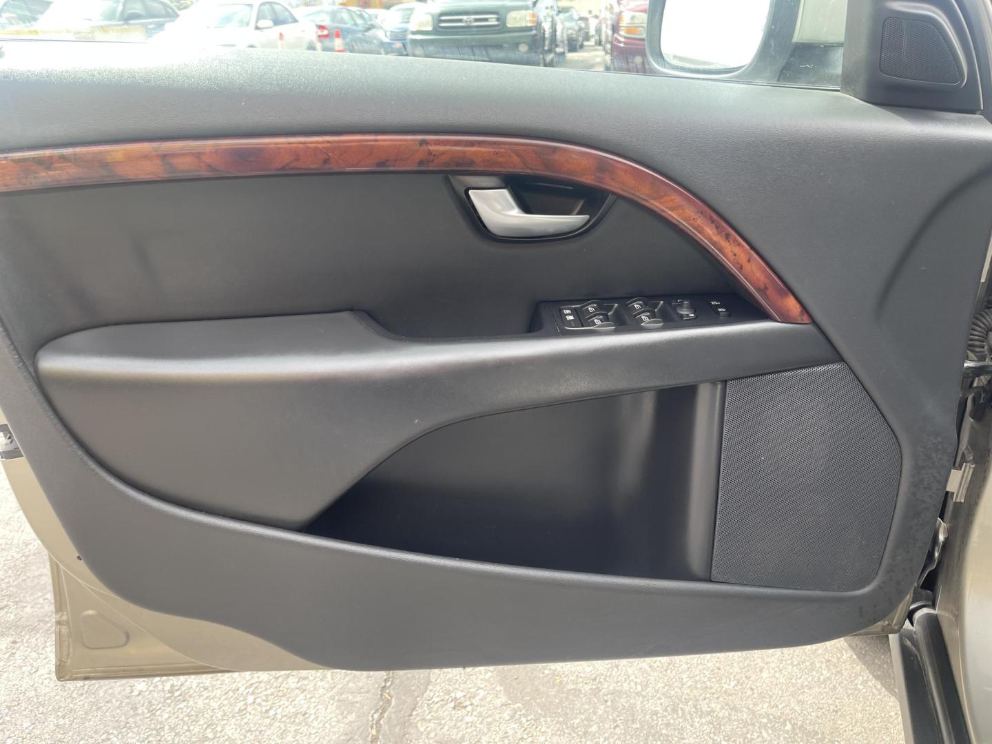 2008 Galaxy Silver Metallic /BLACK Volvo XC70 Cross Country (YV4BZ982181) with an 2.5L L5 DOHC 20V TURBO engine, 5-Speed Automatic transmission, located at 801 South State Street, Salt Lake City, UT, 84111, (801) 328-0098, 40.751953, -111.888206 - Clean title! Clean Carfax no accidents vehicle has been regularly serviced and maintained according to Carfax full service report is included on the Carfax report. Hard car to find for this age in this clean of condition. Features: 4WD/AWD, Leather Seats, Alloy Wheels, Memory Seat(s), Convenience - Photo#15