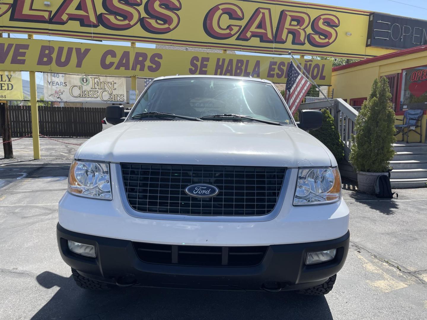 2006 Super White /Gray Ford Expedition XLT 4WD (1FMPU16576L) with an 5.4L V8 SOHC 16V engine, 4-Speed Automatic transmission, located at 801 South State Street, Salt Lake City, UT, 84111, (801) 328-0098, 40.751953, -111.888206 - Clean title on Carfax! Good affordable 4x4 SUV great all year around vehicle! Good family vehicle with 3rd row seating 8 passenger SUV! Features: 4WD/AWD, Quad Seats, Alloy Wheels, Running Boards, Cloth Seats, Third Row Seat, Fold-Away Third Row, Tow Hitch, ABS Brakes, Automatic Transmission, Crui - Photo#3