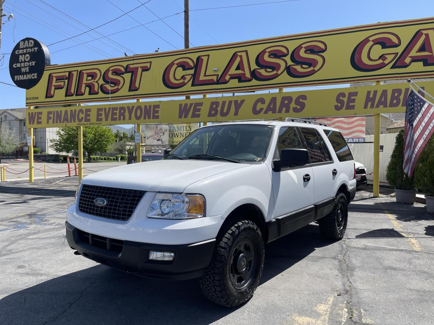2006 Super White /Gray Ford Expedition XLT 4WD (1FMPU16576L) with an 5.4L V8 SOHC 16V engine, 4-Speed Automatic transmission, located at 801 South State Street, Salt Lake City, UT, 84111, (801) 328-0098, 40.751953, -111.888206 - Clean title on Carfax! Good affordable 4x4 SUV great all year around vehicle! Good family vehicle with 3rd row seating 8 passenger SUV! Features: 4WD/AWD, Quad Seats, Alloy Wheels, Running Boards, Cloth Seats, Third Row Seat, Fold-Away Third Row, Tow Hitch, ABS Brakes, Automatic Transmission, Crui - Photo#2