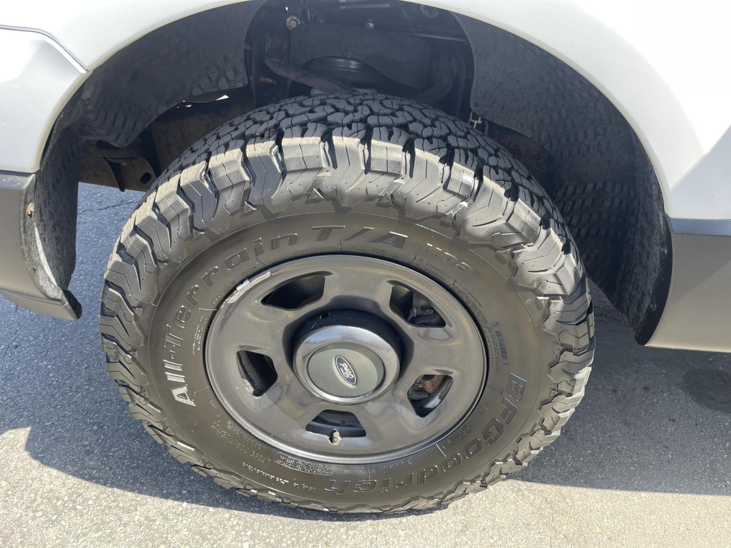 2006 Super White /Gray Ford Expedition XLT 4WD (1FMPU16576L) with an 5.4L V8 SOHC 16V engine, 4-Speed Automatic transmission, located at 801 South State Street, Salt Lake City, UT, 84111, (801) 328-0098, 40.751953, -111.888206 - Clean title on Carfax! Good affordable 4x4 SUV great all year around vehicle! Good family vehicle with 3rd row seating 8 passenger SUV! Features: 4WD/AWD, Quad Seats, Alloy Wheels, Running Boards, Cloth Seats, Third Row Seat, Fold-Away Third Row, Tow Hitch, ABS Brakes, Automatic Transmission, Crui - Photo#10