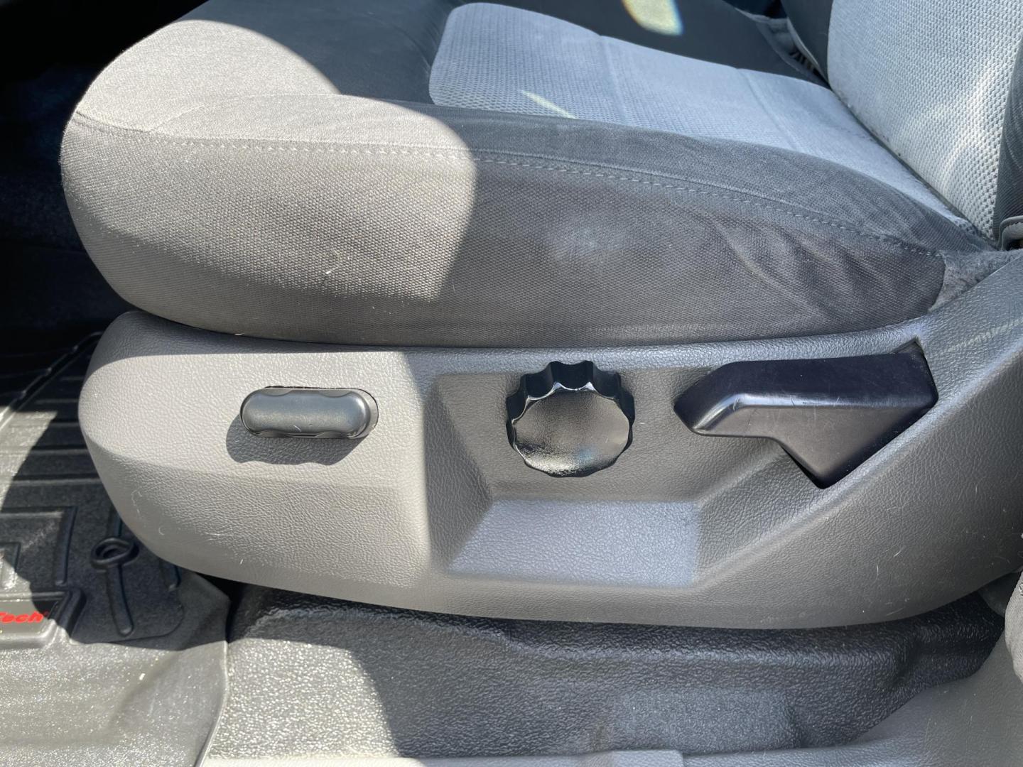 2006 Super White /Gray Ford Expedition XLT 4WD (1FMPU16576L) with an 5.4L V8 SOHC 16V engine, 4-Speed Automatic transmission, located at 801 South State Street, Salt Lake City, UT, 84111, (801) 328-0098, 40.751953, -111.888206 - Clean title on Carfax! Good affordable 4x4 SUV great all year around vehicle! Good family vehicle with 3rd row seating 8 passenger SUV! Features: 4WD/AWD, Quad Seats, Alloy Wheels, Running Boards, Cloth Seats, Third Row Seat, Fold-Away Third Row, Tow Hitch, ABS Brakes, Automatic Transmission, Crui - Photo#18
