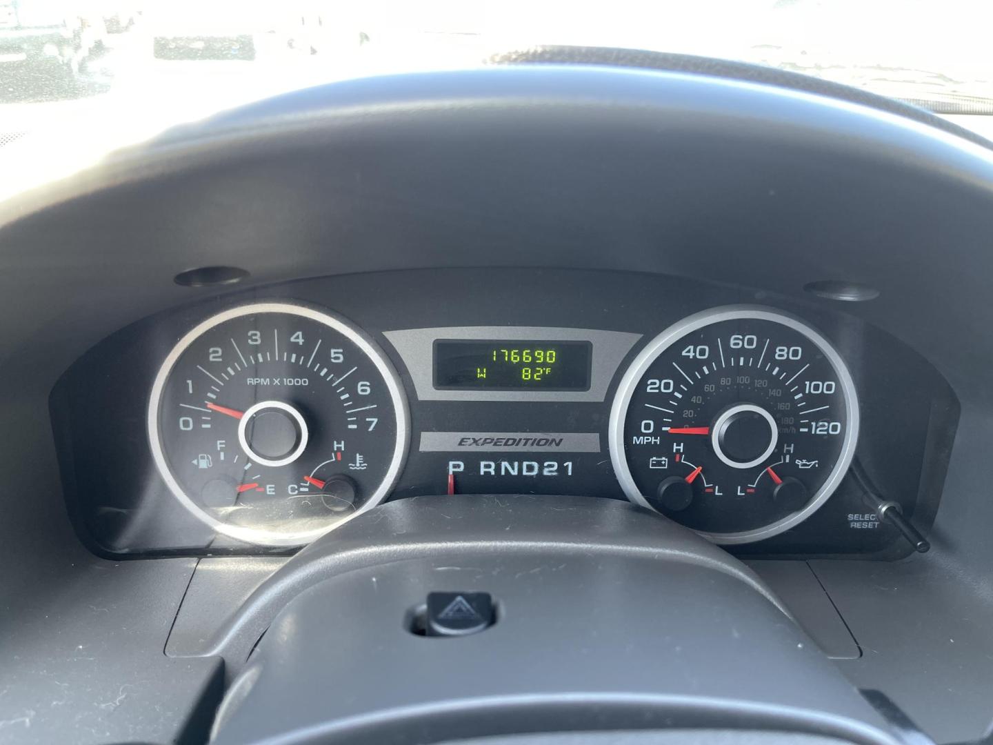 2006 Super White /Gray Ford Expedition XLT 4WD (1FMPU16576L) with an 5.4L V8 SOHC 16V engine, 4-Speed Automatic transmission, located at 801 South State Street, Salt Lake City, UT, 84111, (801) 328-0098, 40.751953, -111.888206 - Clean title on Carfax! Good affordable 4x4 SUV great all year around vehicle! Good family vehicle with 3rd row seating 8 passenger SUV! Features: 4WD/AWD, Quad Seats, Alloy Wheels, Running Boards, Cloth Seats, Third Row Seat, Fold-Away Third Row, Tow Hitch, ABS Brakes, Automatic Transmission, Crui - Photo#20