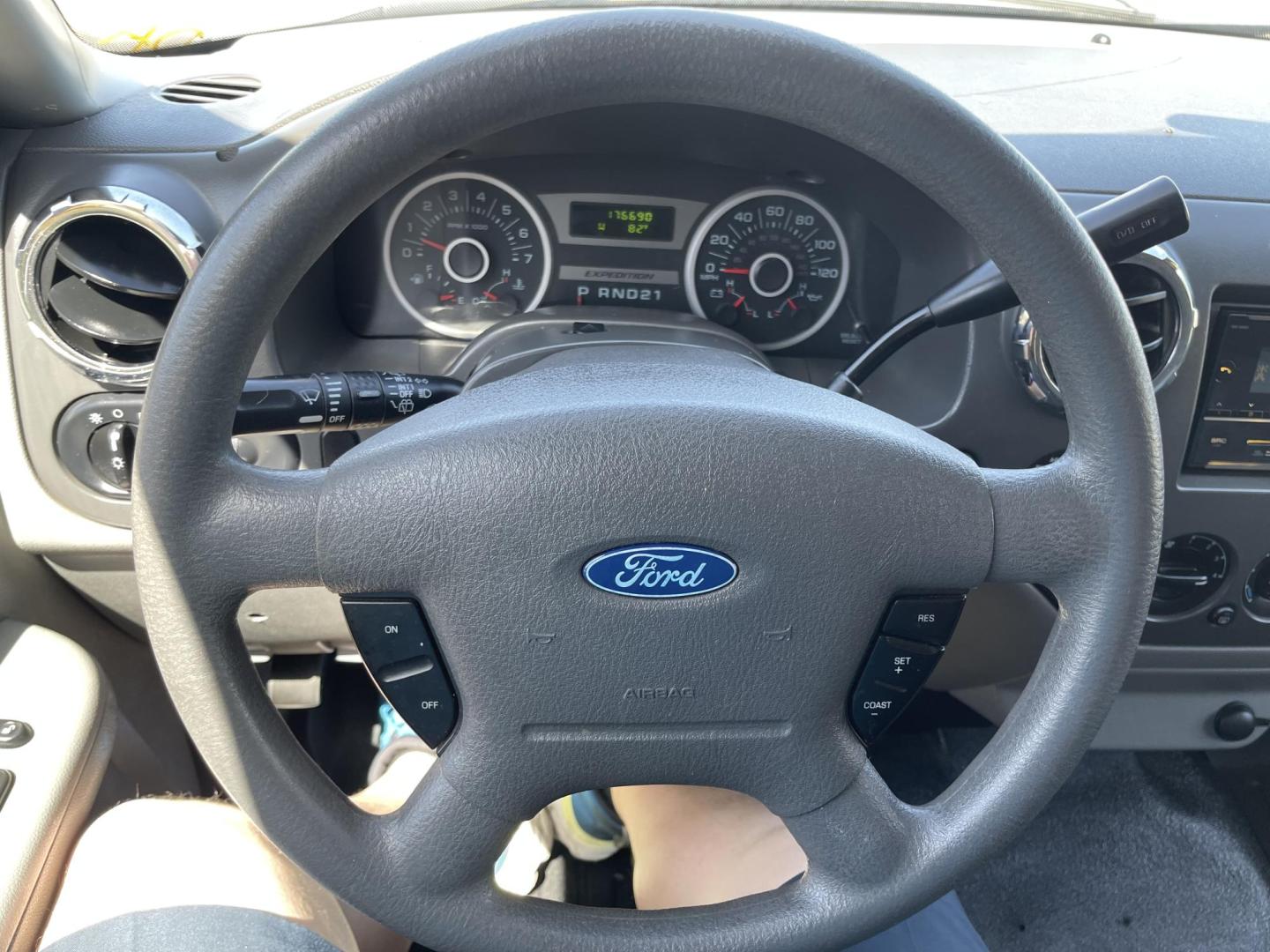 2006 Super White /Gray Ford Expedition XLT 4WD (1FMPU16576L) with an 5.4L V8 SOHC 16V engine, 4-Speed Automatic transmission, located at 801 South State Street, Salt Lake City, UT, 84111, (801) 328-0098, 40.751953, -111.888206 - Clean title on Carfax! Good affordable 4x4 SUV great all year around vehicle! Good family vehicle with 3rd row seating 8 passenger SUV! Features: 4WD/AWD, Quad Seats, Alloy Wheels, Running Boards, Cloth Seats, Third Row Seat, Fold-Away Third Row, Tow Hitch, ABS Brakes, Automatic Transmission, Crui - Photo#21