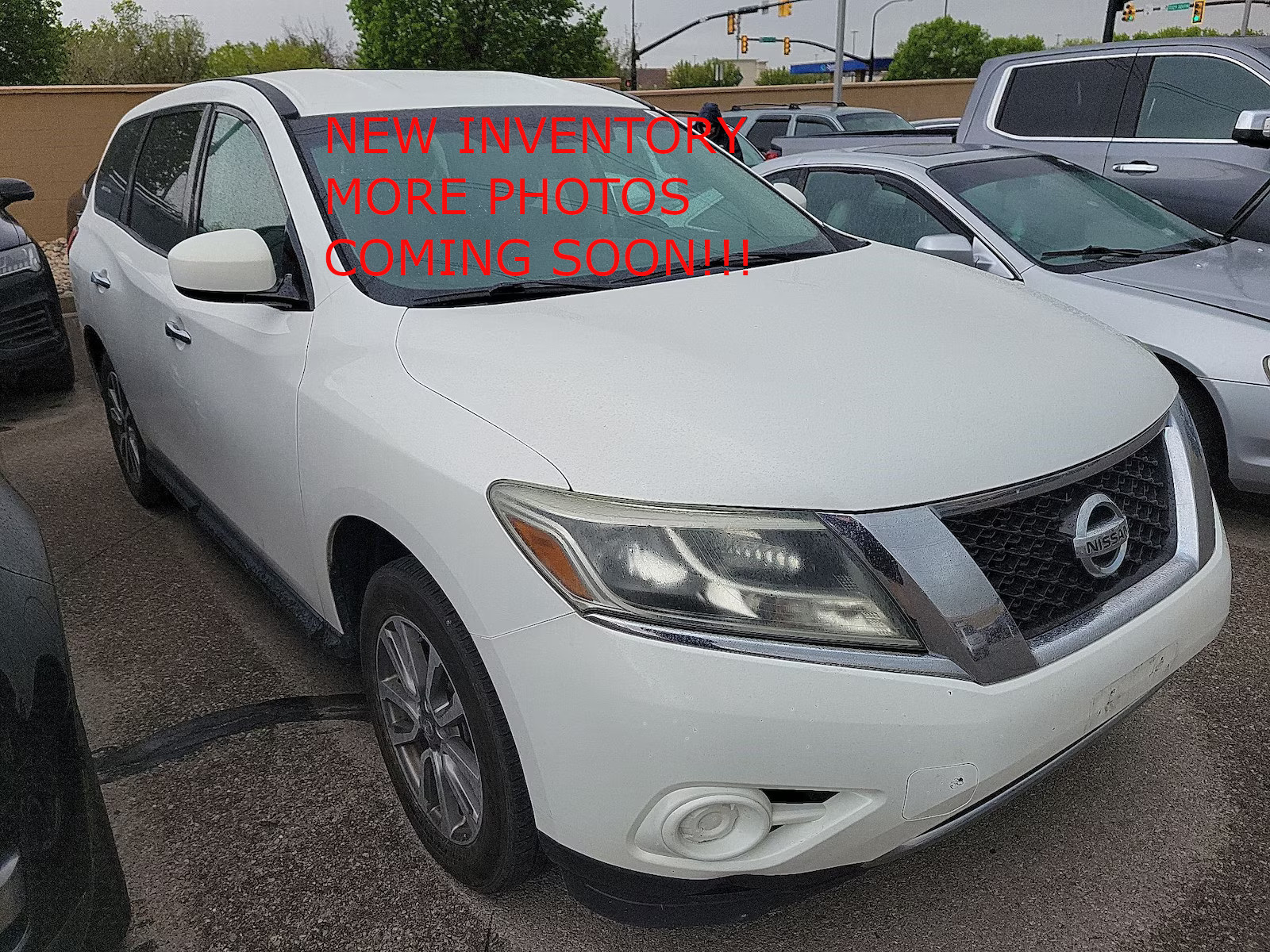 photo of 2013 Nissan Pathfinder LE 