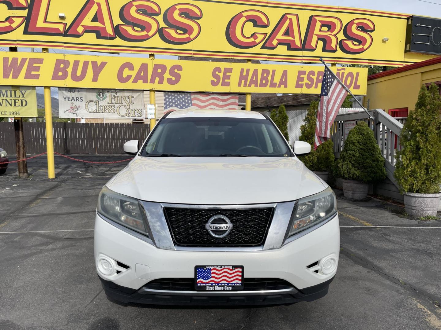 2013 Super White /Black Nissan Pathfinder LE 4WD (5N1AR2MM9DC) with an 3.5L V6 DOHC 24V engine, Continuously Variable Transmission transmission, located at 801 South State Street, Salt Lake City, UT, 84111, (801) 328-0098, 40.751953, -111.888206 - Clean title only 2 owners on Carfax! Spacious 3rd row seating! Perfect family vehicle! Carfax shows regular service history! Vehicle has been maintained and kept in good condition by previous owners! Perfect all year vehicle with 4 wheel drive! Features: 4x4, Alloy Wheels, Rear Air Conditioning, C - Photo#2