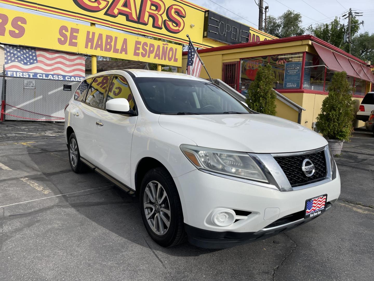 2013 Super White /Black Nissan Pathfinder LE 4WD (5N1AR2MM9DC) with an 3.5L V6 DOHC 24V engine, Continuously Variable Transmission transmission, located at 801 South State Street, Salt Lake City, UT, 84111, (801) 328-0098, 40.751953, -111.888206 - Clean title only 2 owners on Carfax! Spacious 3rd row seating! Perfect family vehicle! Carfax shows regular service history! Vehicle has been maintained and kept in good condition by previous owners! Perfect all year vehicle with 4 wheel drive! Features: 4x4, Alloy Wheels, Rear Air Conditioning, C - Photo#3