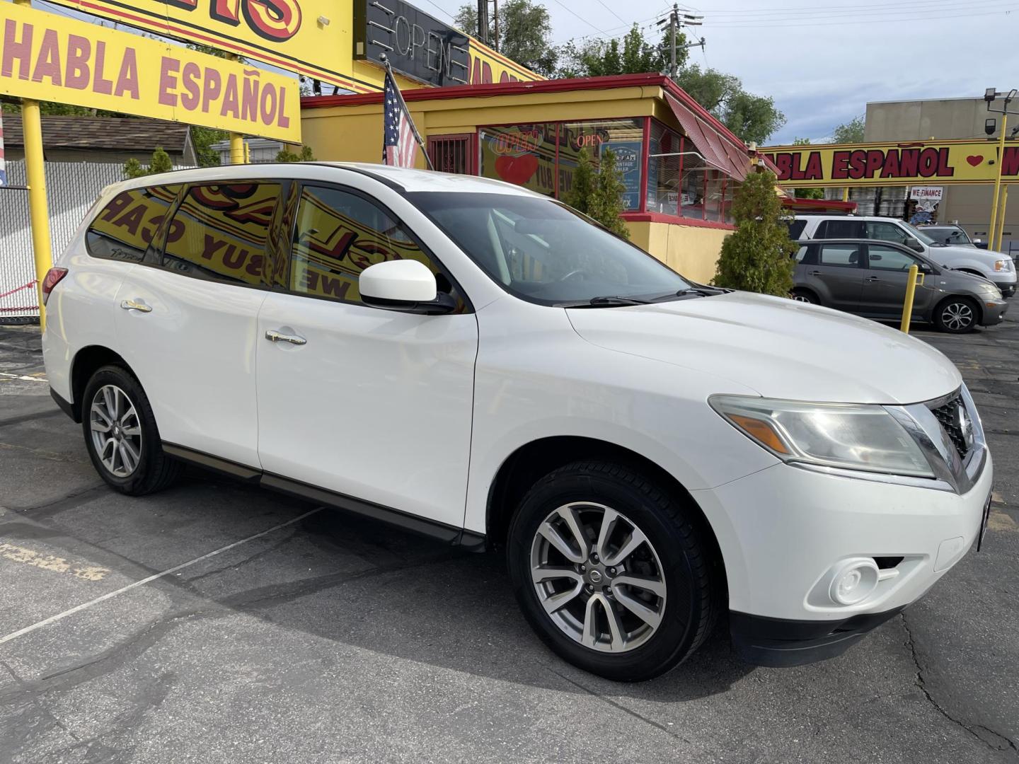 2013 Super White /Black Nissan Pathfinder LE 4WD (5N1AR2MM9DC) with an 3.5L V6 DOHC 24V engine, Continuously Variable Transmission transmission, located at 801 South State Street, Salt Lake City, UT, 84111, (801) 328-0098, 40.751953, -111.888206 - Clean title only 2 owners on Carfax! Spacious 3rd row seating! Perfect family vehicle! Carfax shows regular service history! Vehicle has been maintained and kept in good condition by previous owners! Perfect all year vehicle with 4 wheel drive! Features: 4x4, Alloy Wheels, Rear Air Conditioning, C - Photo#4