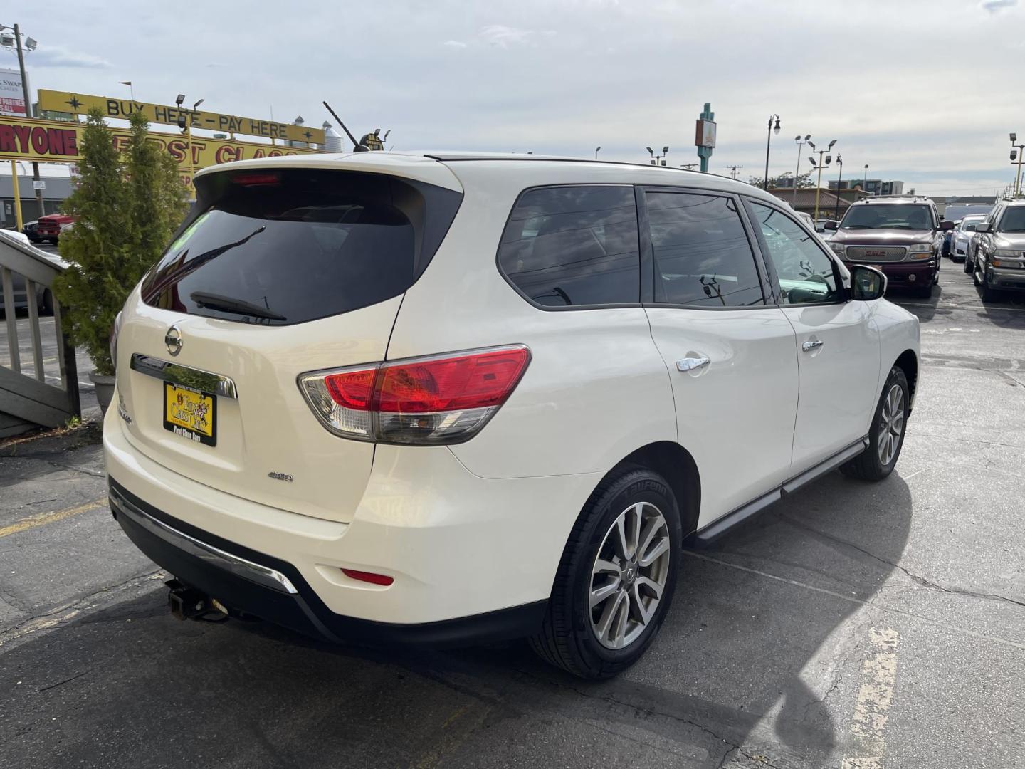 2013 Super White /Black Nissan Pathfinder LE 4WD (5N1AR2MM9DC) with an 3.5L V6 DOHC 24V engine, Continuously Variable Transmission transmission, located at 801 South State Street, Salt Lake City, UT, 84111, (801) 328-0098, 40.751953, -111.888206 - Clean title only 2 owners on Carfax! Spacious 3rd row seating! Perfect family vehicle! Carfax shows regular service history! Vehicle has been maintained and kept in good condition by previous owners! Perfect all year vehicle with 4 wheel drive! Features: 4x4, Alloy Wheels, Rear Air Conditioning, C - Photo#6