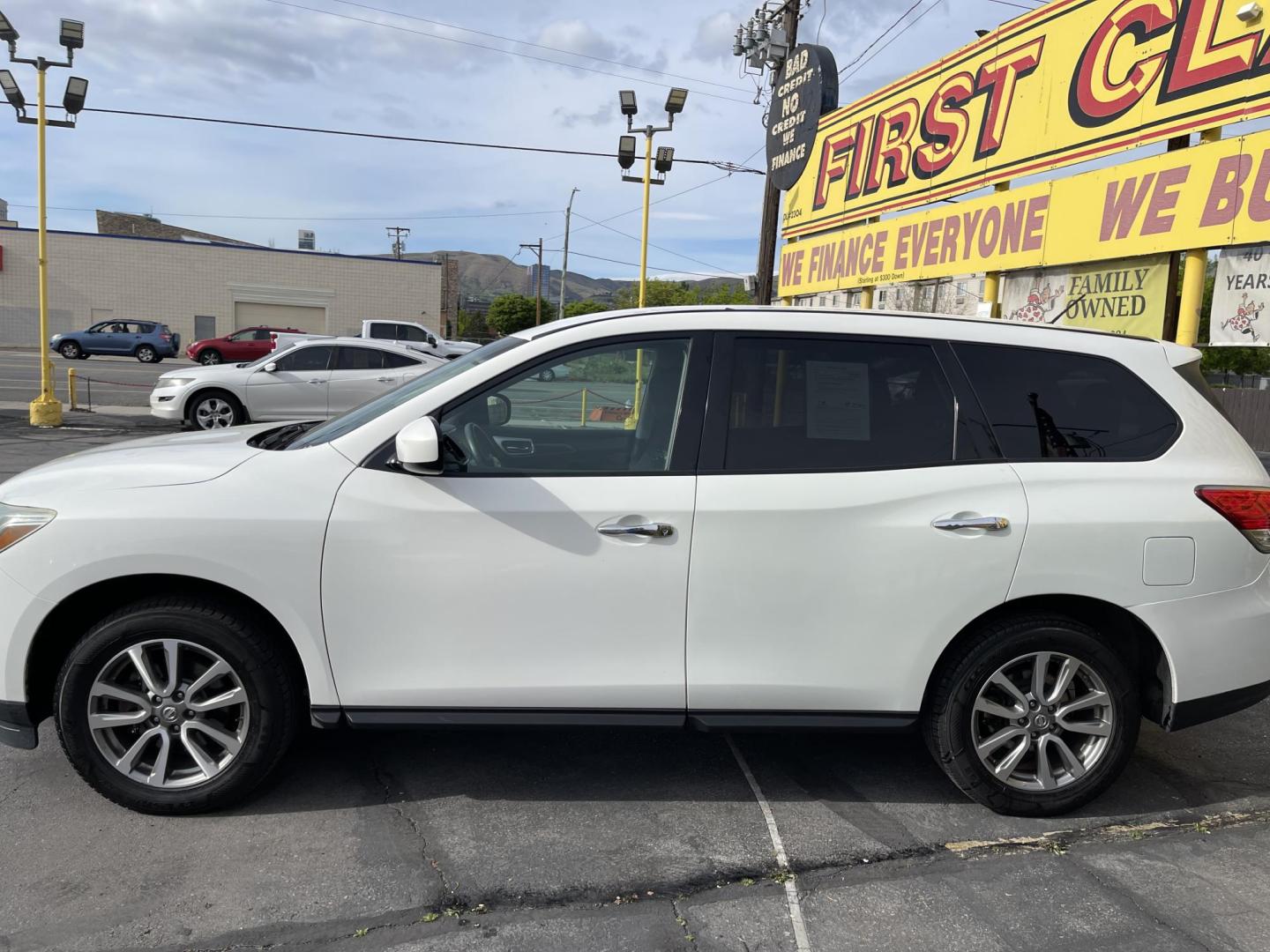 2013 Super White /Black Nissan Pathfinder LE 4WD (5N1AR2MM9DC) with an 3.5L V6 DOHC 24V engine, Continuously Variable Transmission transmission, located at 801 South State Street, Salt Lake City, UT, 84111, (801) 328-0098, 40.751953, -111.888206 - Clean title only 2 owners on Carfax! Spacious 3rd row seating! Perfect family vehicle! Carfax shows regular service history! Vehicle has been maintained and kept in good condition by previous owners! Perfect all year vehicle with 4 wheel drive! Features: 4x4, Alloy Wheels, Rear Air Conditioning, C - Photo#9