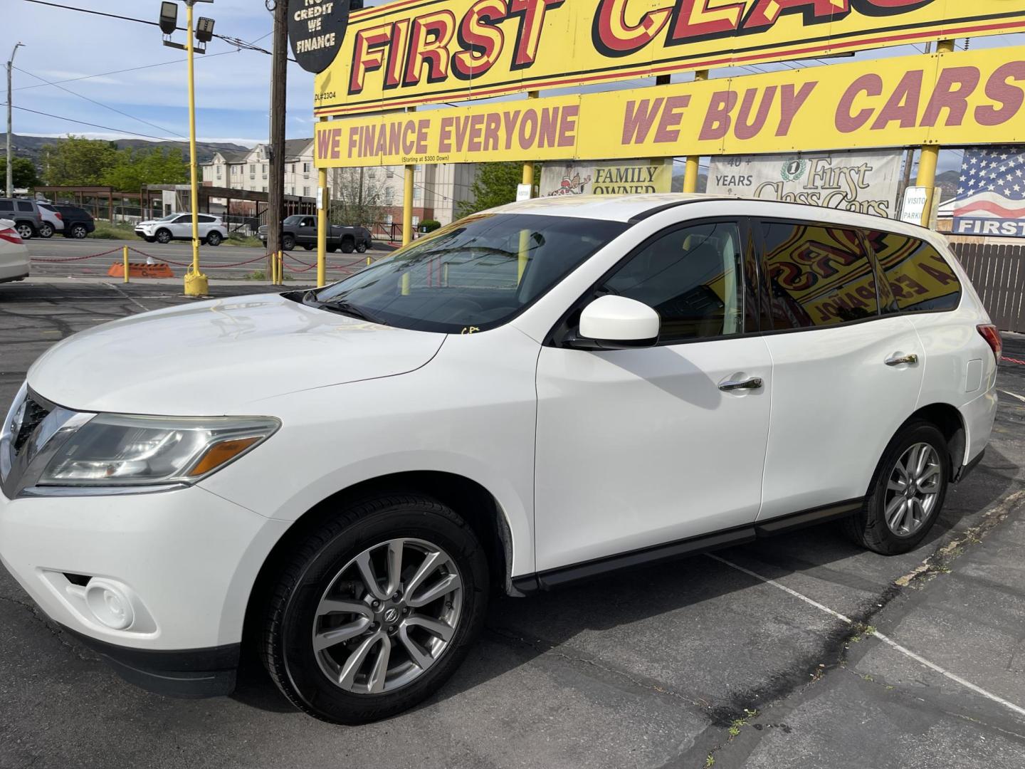 2013 Super White /Black Nissan Pathfinder LE 4WD (5N1AR2MM9DC) with an 3.5L V6 DOHC 24V engine, Continuously Variable Transmission transmission, located at 801 South State Street, Salt Lake City, UT, 84111, (801) 328-0098, 40.751953, -111.888206 - Clean title only 2 owners on Carfax! Spacious 3rd row seating! Perfect family vehicle! Carfax shows regular service history! Vehicle has been maintained and kept in good condition by previous owners! Perfect all year vehicle with 4 wheel drive! Features: 4x4, Alloy Wheels, Rear Air Conditioning, C - Photo#10