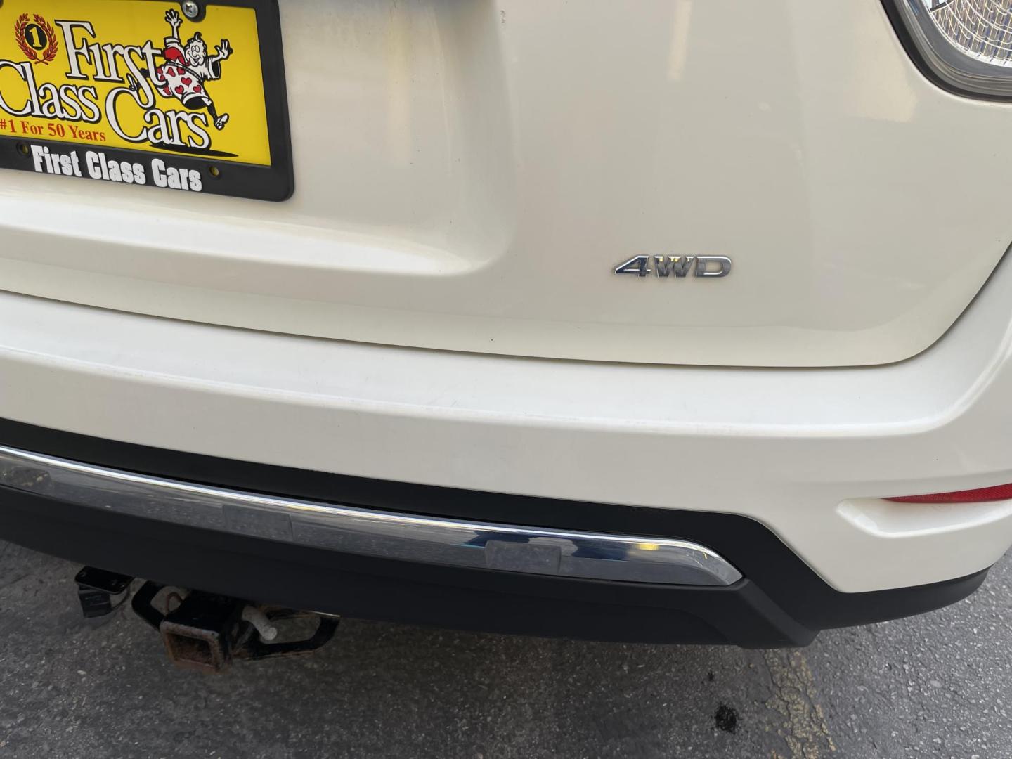 2013 Super White /Black Nissan Pathfinder LE 4WD (5N1AR2MM9DC) with an 3.5L V6 DOHC 24V engine, Continuously Variable Transmission transmission, located at 801 South State Street, Salt Lake City, UT, 84111, (801) 328-0098, 40.751953, -111.888206 - Clean title only 2 owners on Carfax! Spacious 3rd row seating! Perfect family vehicle! Carfax shows regular service history! Vehicle has been maintained and kept in good condition by previous owners! Perfect all year vehicle with 4 wheel drive! Features: 4x4, Alloy Wheels, Rear Air Conditioning, C - Photo#11