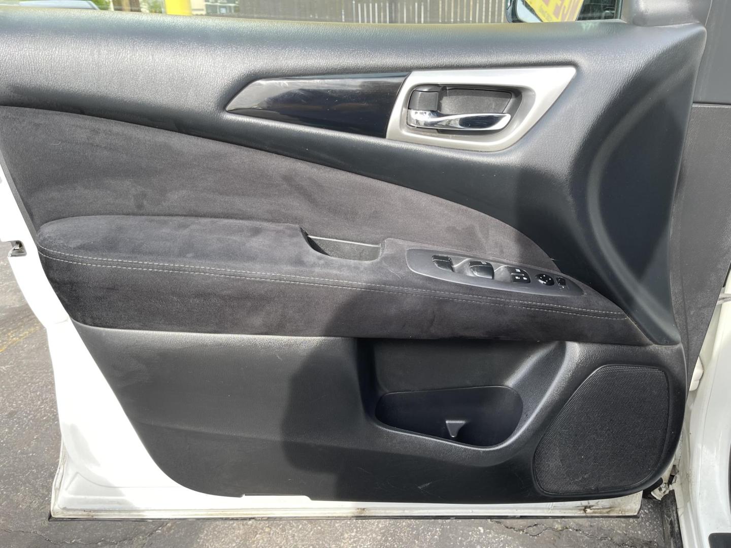 2013 Super White /Black Nissan Pathfinder LE 4WD (5N1AR2MM9DC) with an 3.5L V6 DOHC 24V engine, Continuously Variable Transmission transmission, located at 801 South State Street, Salt Lake City, UT, 84111, (801) 328-0098, 40.751953, -111.888206 - Clean title only 2 owners on Carfax! Spacious 3rd row seating! Perfect family vehicle! Carfax shows regular service history! Vehicle has been maintained and kept in good condition by previous owners! Perfect all year vehicle with 4 wheel drive! Features: 4x4, Alloy Wheels, Rear Air Conditioning, C - Photo#27