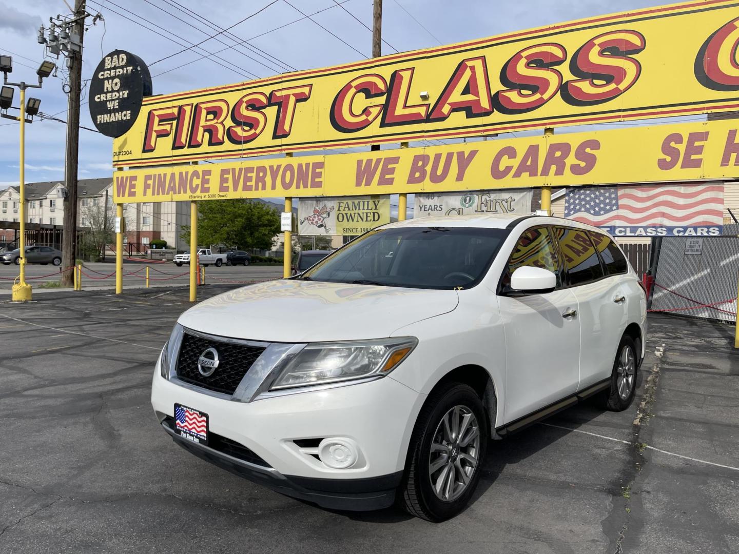 2013 Super White /Black Nissan Pathfinder LE 4WD (5N1AR2MM9DC) with an 3.5L V6 DOHC 24V engine, Continuously Variable Transmission transmission, located at 801 South State Street, Salt Lake City, UT, 84111, (801) 328-0098, 40.751953, -111.888206 - Clean title only 2 owners on Carfax! Spacious 3rd row seating! Perfect family vehicle! Carfax shows regular service history! Vehicle has been maintained and kept in good condition by previous owners! Perfect all year vehicle with 4 wheel drive! Features: 4x4, Alloy Wheels, Rear Air Conditioning, C - Photo#30