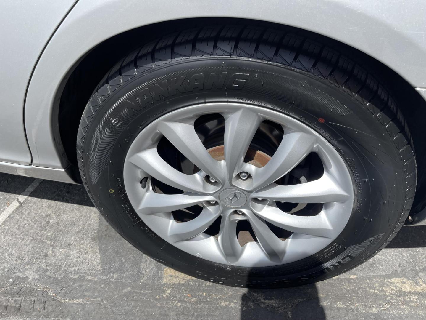 2007 Silver Sky Metallic /Gray Hyundai Azera Limited (KMHFC46FX7A) with an 3.8L V6 DOHC 24V engine, 5-Speed Automatic Overdrive transmission, located at 801 South State Street, Salt Lake City, UT, 84111, (801) 328-0098, 40.751953, -111.888206 - Clean title!!! Wow low miles only 97,932 miles that is extremely low and hard to find in this price range for a 2007 year car. This vehicle is in great shape inside and out and has been taken car of and cared for. The gentlemen that owned this before the most previous owner was an older gentlemen th - Photo#13