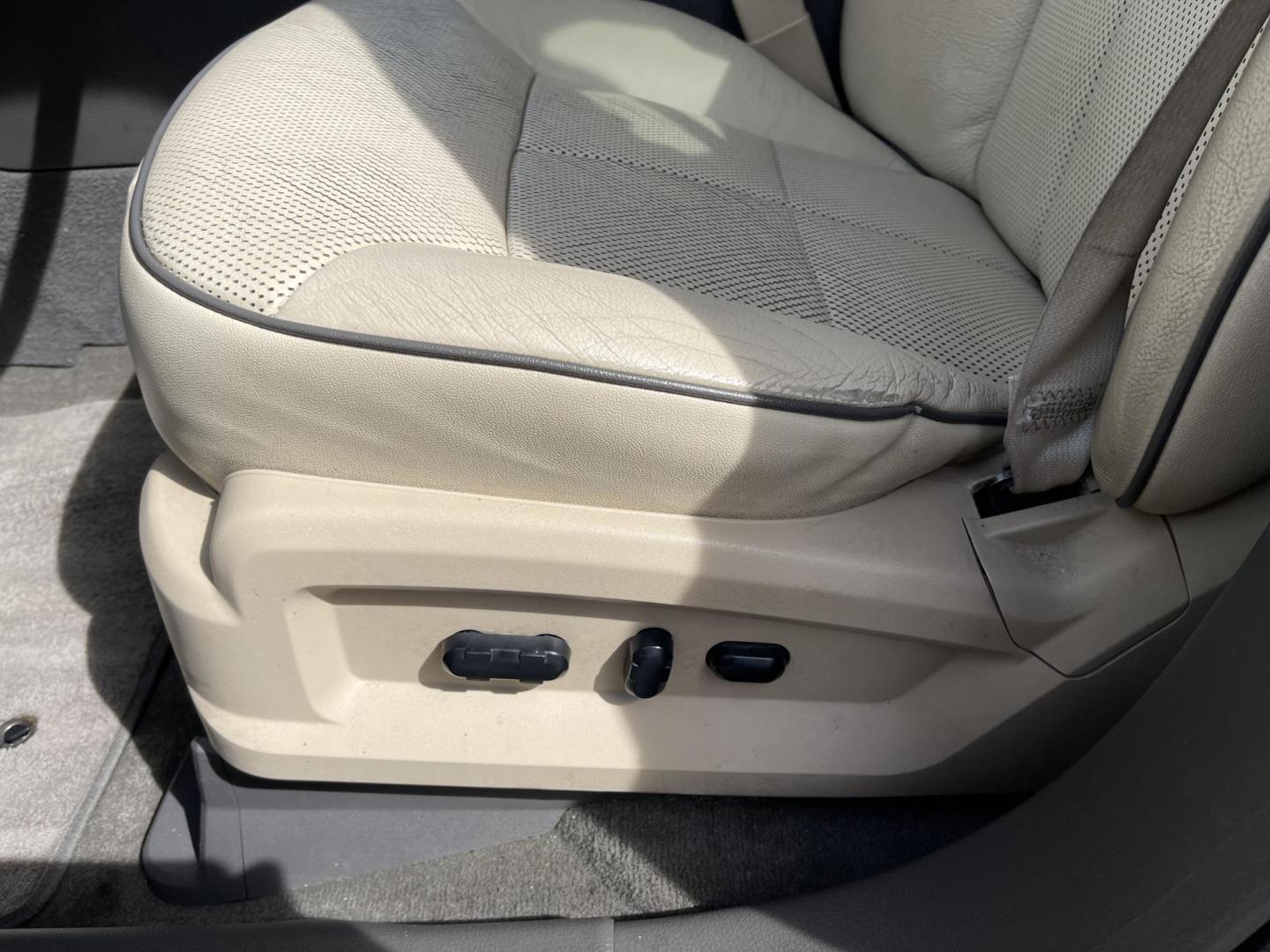 2008 Super White /Tan Lincoln MKX FWD (2LMDU68C58B) with an 3.5L V6 DOHC 24V engine, 6-Speed Automatic Overdrive transmission, located at 801 South State Street, Salt Lake City, UT, 84111, (801) 328-0098, 40.751953, -111.888206 - Clean title! No accidents on Carfax! Only 2 reported previous owners showing on the Carfax. This beautiful SUV has been well maintained and taken care of the Carfax shows it was well maintained. It has passed emissions and been inspected by our mechanic and approved for up to a 5 year warranty that - Photo#14