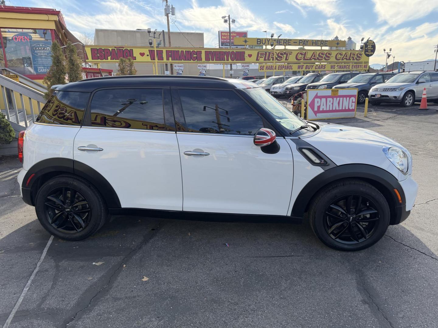 2015 Super White /Black Mini Countryman S (WMWZC3C57FW) with an 1.6L L4 DOHC 16V TURBO engine, Automatic transmission, located at 801 South State Street, Salt Lake City, UT, 84111, (801) 328-0098, 40.751953, -111.888206 - Clean title! Immaculate condition! Hard to find in this great condition as this one. Fully loaded nice car great on gas! Features: Countryman S package, Alloy wheels, leather seats, heated seats, automatic, power windows, power locks, power mirrors, low miles, gas saver, great fuel economy, newer - Photo#4