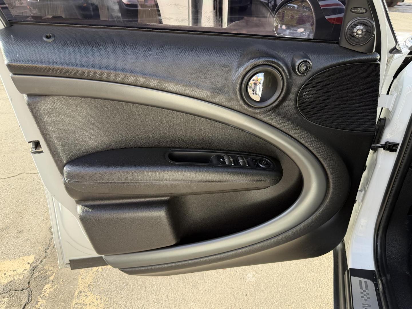 2015 Super White /Black Mini Countryman S (WMWZC3C57FW) with an 1.6L L4 DOHC 16V TURBO engine, Automatic transmission, located at 801 South State Street, Salt Lake City, UT, 84111, (801) 328-0098, 40.751953, -111.888206 - Clean title! Immaculate condition! Hard to find in this great condition as this one. Fully loaded nice car great on gas! Features: Countryman S package, Alloy wheels, leather seats, heated seats, automatic, power windows, power locks, power mirrors, low miles, gas saver, great fuel economy, newer - Photo#16