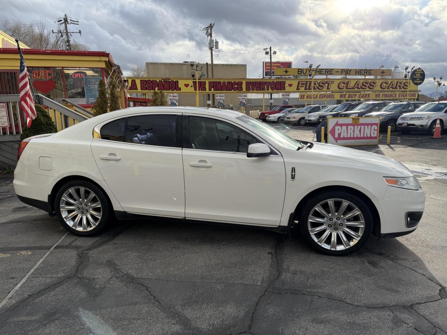 2009 Super White /Tan Lincoln MKS FWD (1LNHM93RX9G) with an 3.7L V6 DOHC 24V engine, 6-Speed Automatic Overdrive transmission, located at 801 South State Street, Salt Lake City, UT, 84111, (801) 328-0098, 40.751953, -111.888206 - Clean title! No accidents on the Carfax history report. Carfax shows regular maintenance and service has been performed. Approved for up to a 5 year extended warranty that can be purchased in addition to the vehicle. Has passed all vehicle inspections and approved for up an extended warranty plan th - Photo#4