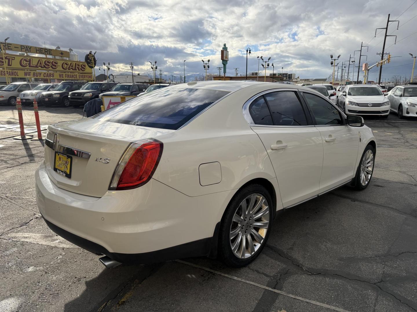 2009 Super White /Tan Lincoln MKS FWD (1LNHM93RX9G) with an 3.7L V6 DOHC 24V engine, 6-Speed Automatic Overdrive transmission, located at 801 South State Street, Salt Lake City, UT, 84111, (801) 328-0098, 40.751953, -111.888206 - Clean title! No accidents on the Carfax history report. Carfax shows regular maintenance and service has been performed. Approved for up to a 5 year extended warranty that can be purchased in addition to the vehicle. Has passed all vehicle inspections and approved for up an extended warranty plan th - Photo#5