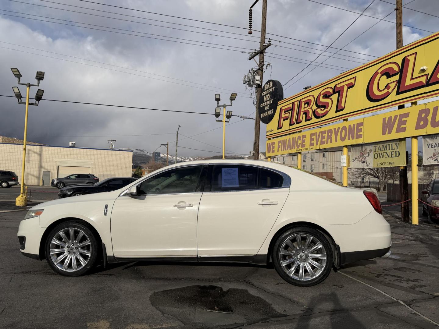 2009 Super White /Tan Lincoln MKS FWD (1LNHM93RX9G) with an 3.7L V6 DOHC 24V engine, 6-Speed Automatic Overdrive transmission, located at 801 South State Street, Salt Lake City, UT, 84111, (801) 328-0098, 40.751953, -111.888206 - Clean title! No accidents on the Carfax history report. Carfax shows regular maintenance and service has been performed. Approved for up to a 5 year extended warranty that can be purchased in addition to the vehicle. Has passed all vehicle inspections and approved for up an extended warranty plan th - Photo#8