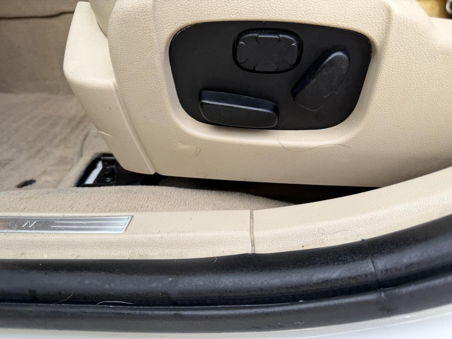 2009 Super White /Tan Lincoln MKS FWD (1LNHM93RX9G) with an 3.7L V6 DOHC 24V engine, 6-Speed Automatic Overdrive transmission, located at 801 South State Street, Salt Lake City, UT, 84111, (801) 328-0098, 40.751953, -111.888206 - Clean title! No accidents on the Carfax history report. Carfax shows regular maintenance and service has been performed. Approved for up to a 5 year extended warranty that can be purchased in addition to the vehicle. Has passed all vehicle inspections and approved for up an extended warranty plan th - Photo#16