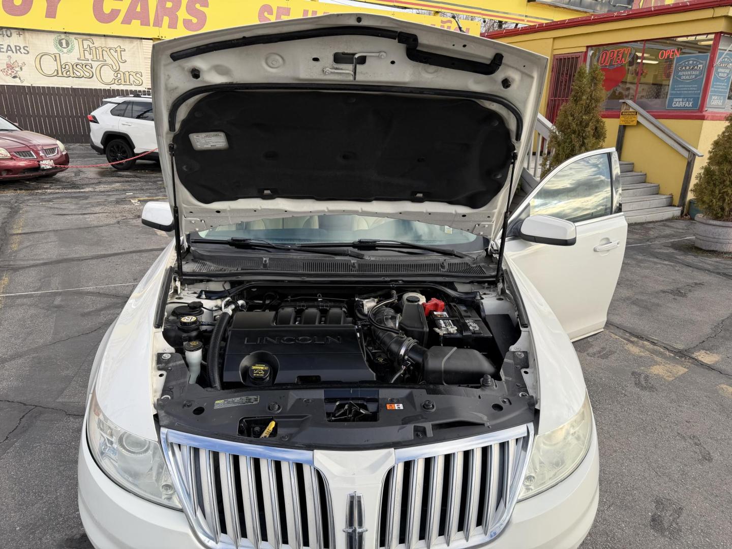 2009 Super White /Tan Lincoln MKS FWD (1LNHM93RX9G) with an 3.7L V6 DOHC 24V engine, 6-Speed Automatic Overdrive transmission, located at 801 South State Street, Salt Lake City, UT, 84111, (801) 328-0098, 40.751953, -111.888206 - Clean title! No accidents on the Carfax history report. Carfax shows regular maintenance and service has been performed. Approved for up to a 5 year extended warranty that can be purchased in addition to the vehicle. Has passed all vehicle inspections and approved for up an extended warranty plan th - Photo#23