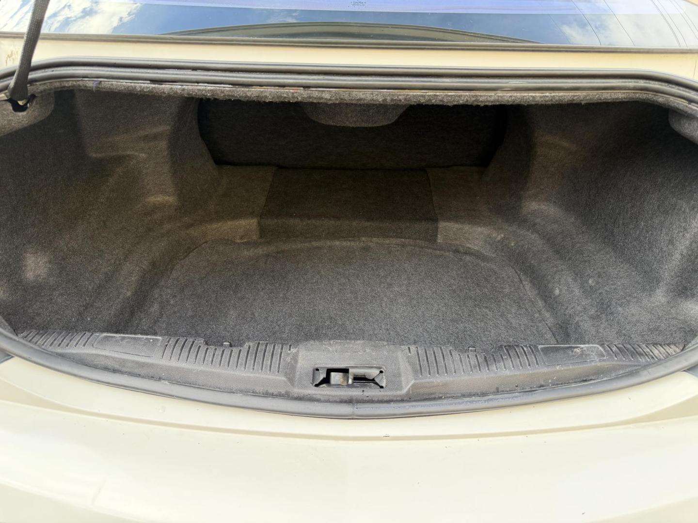 2009 Super White /Tan Lincoln MKS FWD (1LNHM93RX9G) with an 3.7L V6 DOHC 24V engine, 6-Speed Automatic Overdrive transmission, located at 801 South State Street, Salt Lake City, UT, 84111, (801) 328-0098, 40.751953, -111.888206 - Clean title! No accidents on the Carfax history report. Carfax shows regular maintenance and service has been performed. Approved for up to a 5 year extended warranty that can be purchased in addition to the vehicle. Has passed all vehicle inspections and approved for up an extended warranty plan th - Photo#26