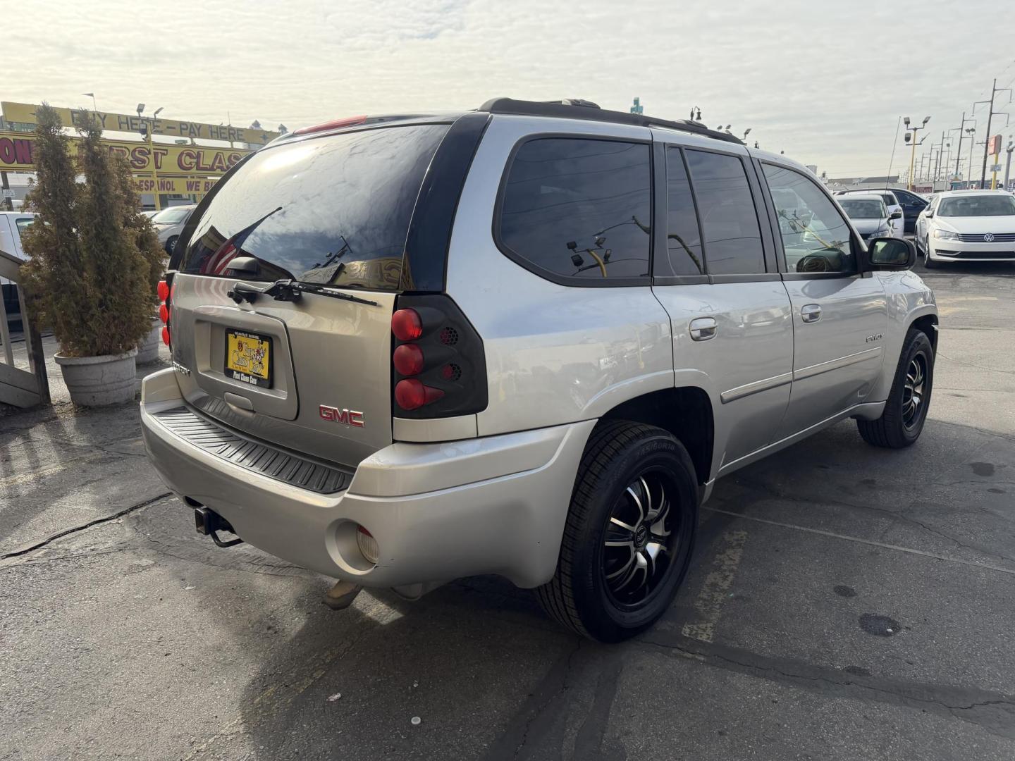 2006 Silver Sky Metallic /Gray GMC Envoy SLE 4WD (1GKDT13S762) with an 4.2L L6 DOHC 24V engine, 4-Speed Automatic Overdrive transmission, located at 801 South State Street, Salt Lake City, UT, 84111, (801) 328-0098, 40.751953, -111.888206 - Clean Title!!! 4x4 SUV Great in the snow and all around year! Good tires. Great shape this is an affordable suv that has been maintained and cared for. Passed all mechanical inspections and approved for up to a 5 year warranty that can be added onto the vehicle price. Features: 4x4, Leather seats, - Photo#5
