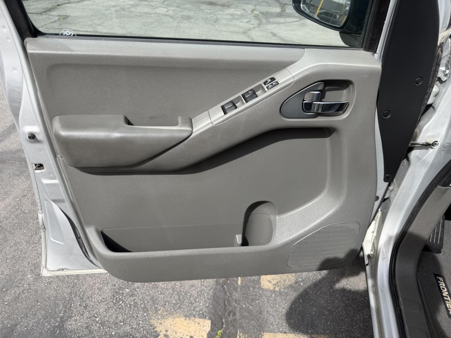 2013 Sunlight Silver Metallic /Gray Nissan Frontier SL Crew Cab 4WD (1N6AD0EV9DN) with an 4.0L V6 DOHC 24V engine, 5-Speed Automatic transmission, located at 801 South State Street, Salt Lake City, UT, 84111, (801) 328-0098, 40.751953, -111.888206 - Clean title! Carfax 2 owners only. Hard to find clean truck in excellent condition!!! Must see comes in 4x4 and showing regular service and maintenance was done on the Carfax! Approved for up to a 5 year warranty that can be purchased that covers bumper to bumper powertrain protection. Features: 4 - Photo#24