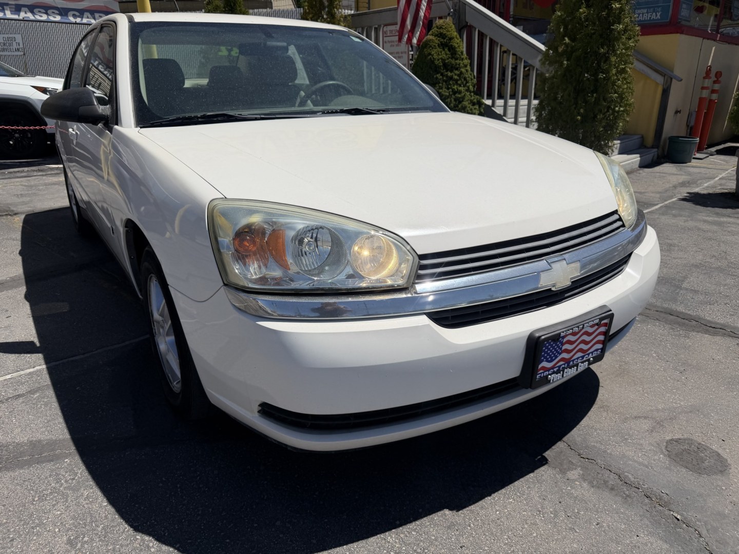 2004 Super White /Tan Chevrolet Malibu LS (1G1ZT528X4F) with an 3.5L V6 OHV 12V engine, 4-Speed Automatic Overdrive transmission, located at 801 South State Street, Salt Lake City, UT, 84111, (801) 328-0098, 40.751953, -111.888206 - Clean title! No reported accidents on Carfax history report! Approved for up to a 5 year warranty that can be added at time of purchase! Passed all inspections and ready for sale! Good reliable affordable transportation to go from point a to point b! Features: ABS Brakes, Air Conditioning, Alloy W - Photo#4