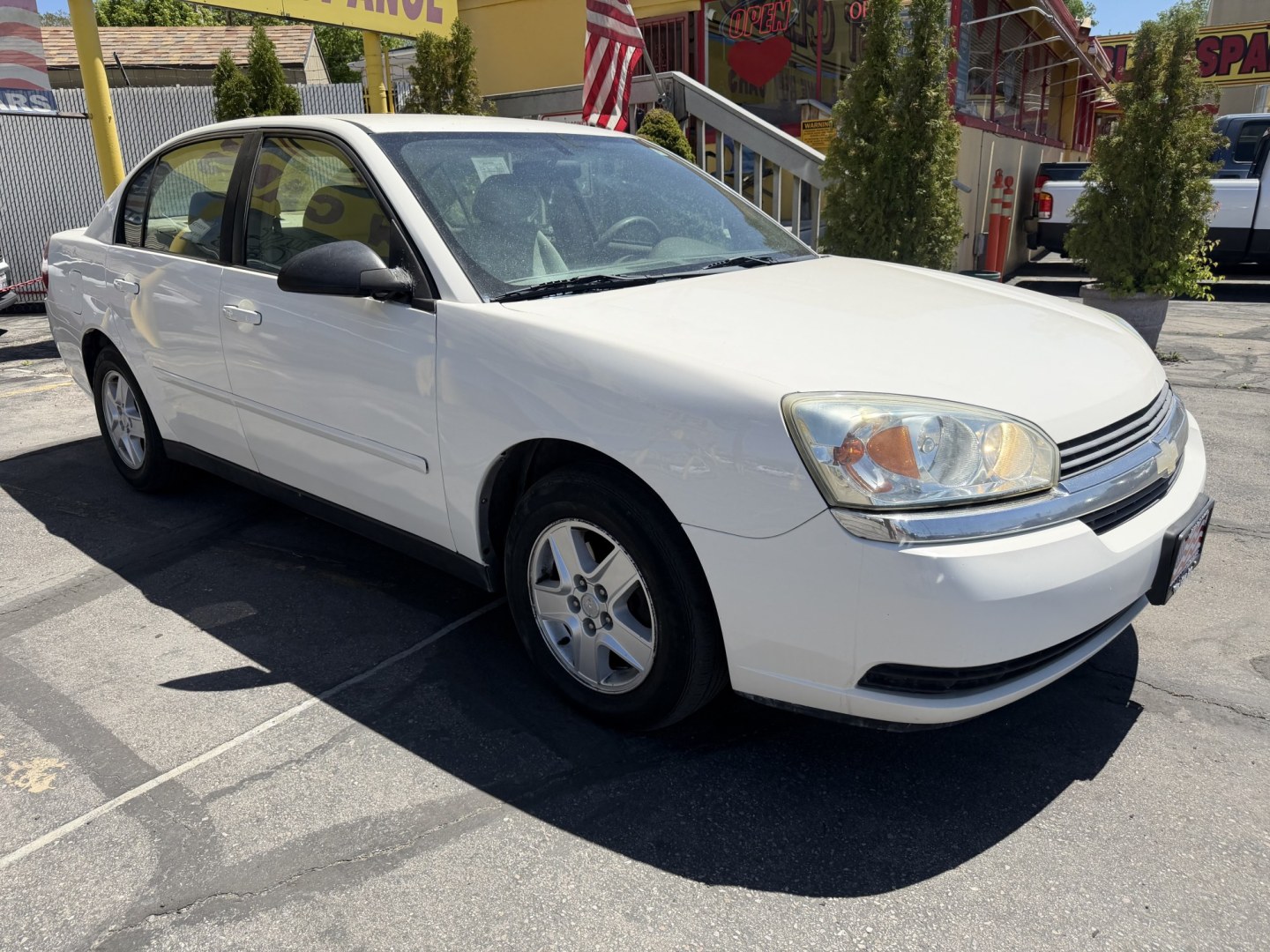 2004 Super White /Tan Chevrolet Malibu LS (1G1ZT528X4F) with an 3.5L V6 OHV 12V engine, 4-Speed Automatic Overdrive transmission, located at 801 South State Street, Salt Lake City, UT, 84111, (801) 328-0098, 40.751953, -111.888206 - Clean title! No reported accidents on Carfax history report! Approved for up to a 5 year warranty that can be added at time of purchase! Passed all inspections and ready for sale! Good reliable affordable transportation to go from point a to point b! Features: ABS Brakes, Air Conditioning, Alloy W - Photo#5
