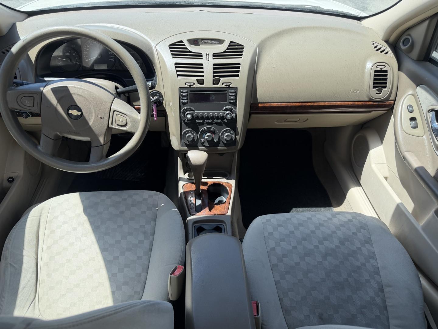2004 Super White /Tan Chevrolet Malibu LS (1G1ZT528X4F) with an 3.5L V6 OHV 12V engine, 4-Speed Automatic Overdrive transmission, located at 801 South State Street, Salt Lake City, UT, 84111, (801) 328-0098, 40.751953, -111.888206 - Clean title! No reported accidents on Carfax history report! Approved for up to a 5 year warranty that can be added at time of purchase! Passed all inspections and ready for sale! Good reliable affordable transportation to go from point a to point b! Features: ABS Brakes, Air Conditioning, Alloy W - Photo#18