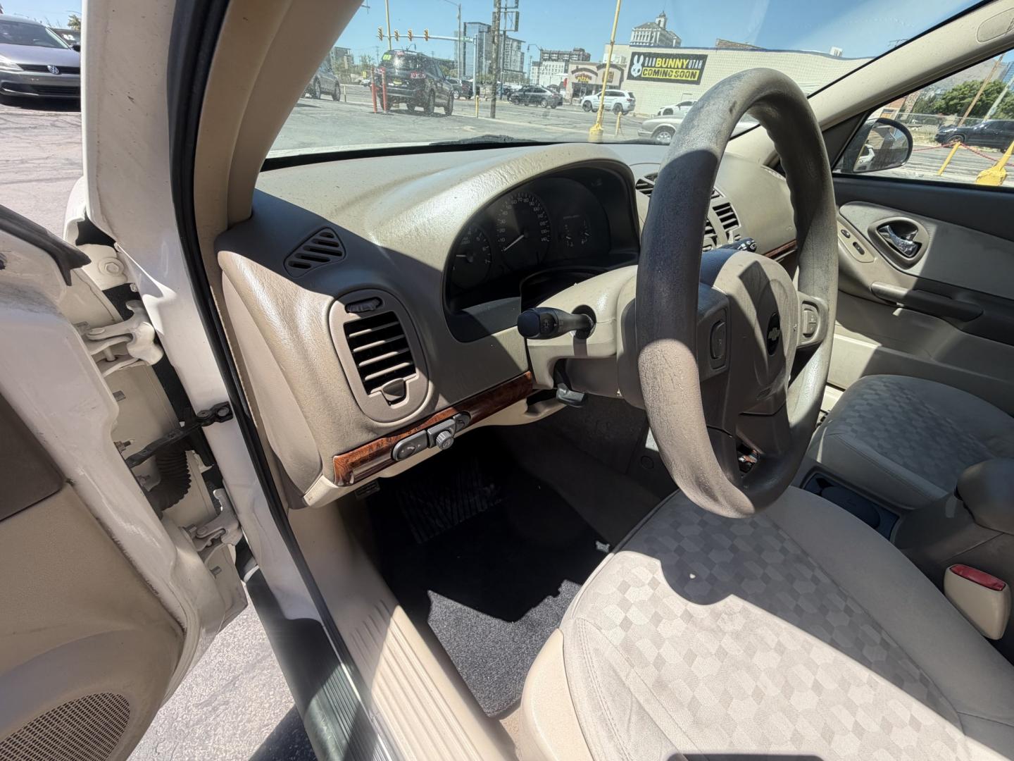 2004 Super White /Tan Chevrolet Malibu LS (1G1ZT528X4F) with an 3.5L V6 OHV 12V engine, 4-Speed Automatic Overdrive transmission, located at 801 South State Street, Salt Lake City, UT, 84111, (801) 328-0098, 40.751953, -111.888206 - Clean title! No reported accidents on Carfax history report! Approved for up to a 5 year warranty that can be added at time of purchase! Passed all inspections and ready for sale! Good reliable affordable transportation to go from point a to point b! Features: ABS Brakes, Air Conditioning, Alloy W - Photo#21