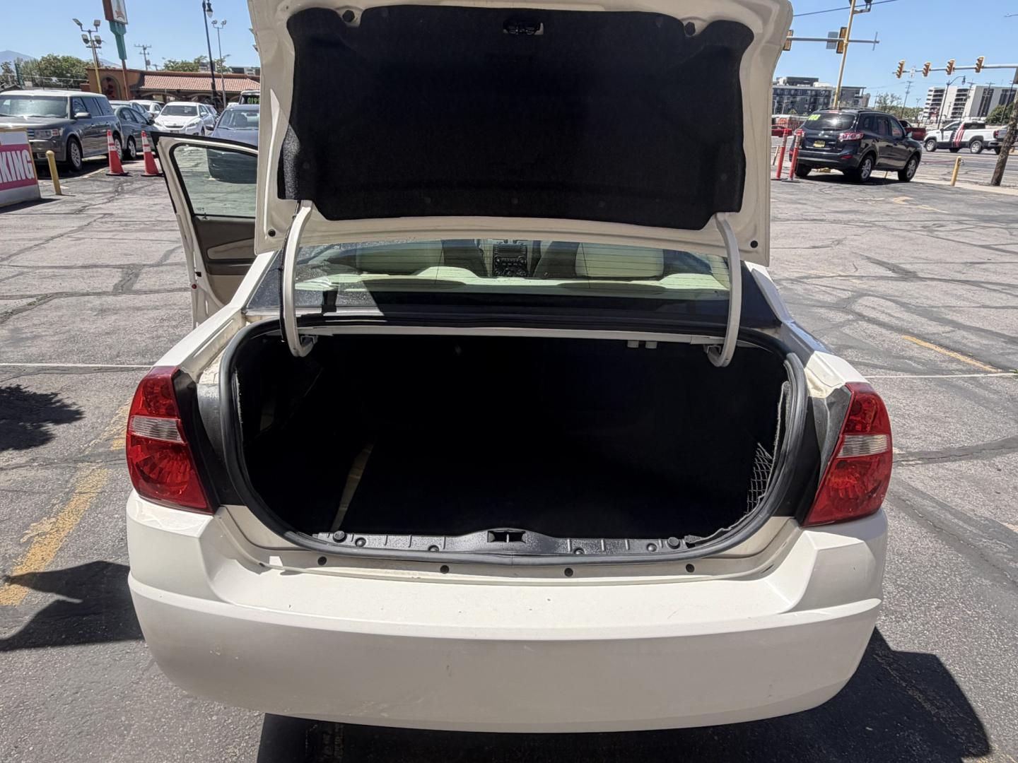 2004 Super White /Tan Chevrolet Malibu LS (1G1ZT528X4F) with an 3.5L V6 OHV 12V engine, 4-Speed Automatic Overdrive transmission, located at 801 South State Street, Salt Lake City, UT, 84111, (801) 328-0098, 40.751953, -111.888206 - Clean title! No reported accidents on Carfax history report! Approved for up to a 5 year warranty that can be added at time of purchase! Passed all inspections and ready for sale! Good reliable affordable transportation to go from point a to point b! Features: ABS Brakes, Air Conditioning, Alloy W - Photo#25