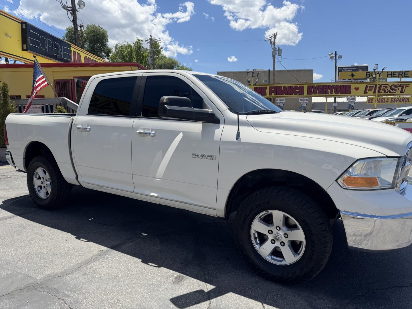 2009 Super White /Tan Dodge Ram 1500 SLT Crew Cab 4WD (1D3HV13P49S) with an 4.7L V8 SOHC 16V FFV engine, 5-Speed Automatic transmission, located at 801 South State Street, Salt Lake City, UT, 84111, (801) 328-0098, 40.751953, -111.888206 - Seats up to 6 People! Folding Armrest! Clean Title! Clean Carfax! Carfax shows regular service was performed and maintained. Nice affordable 4x4 truck great summer time truck for towing or winter truck for 4x4 as well! Passed all inspections already by a certified mechanic and has been approved for - Photo#5